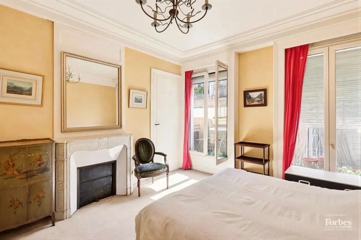 Chambre lumineuse avec cheminée et balcon