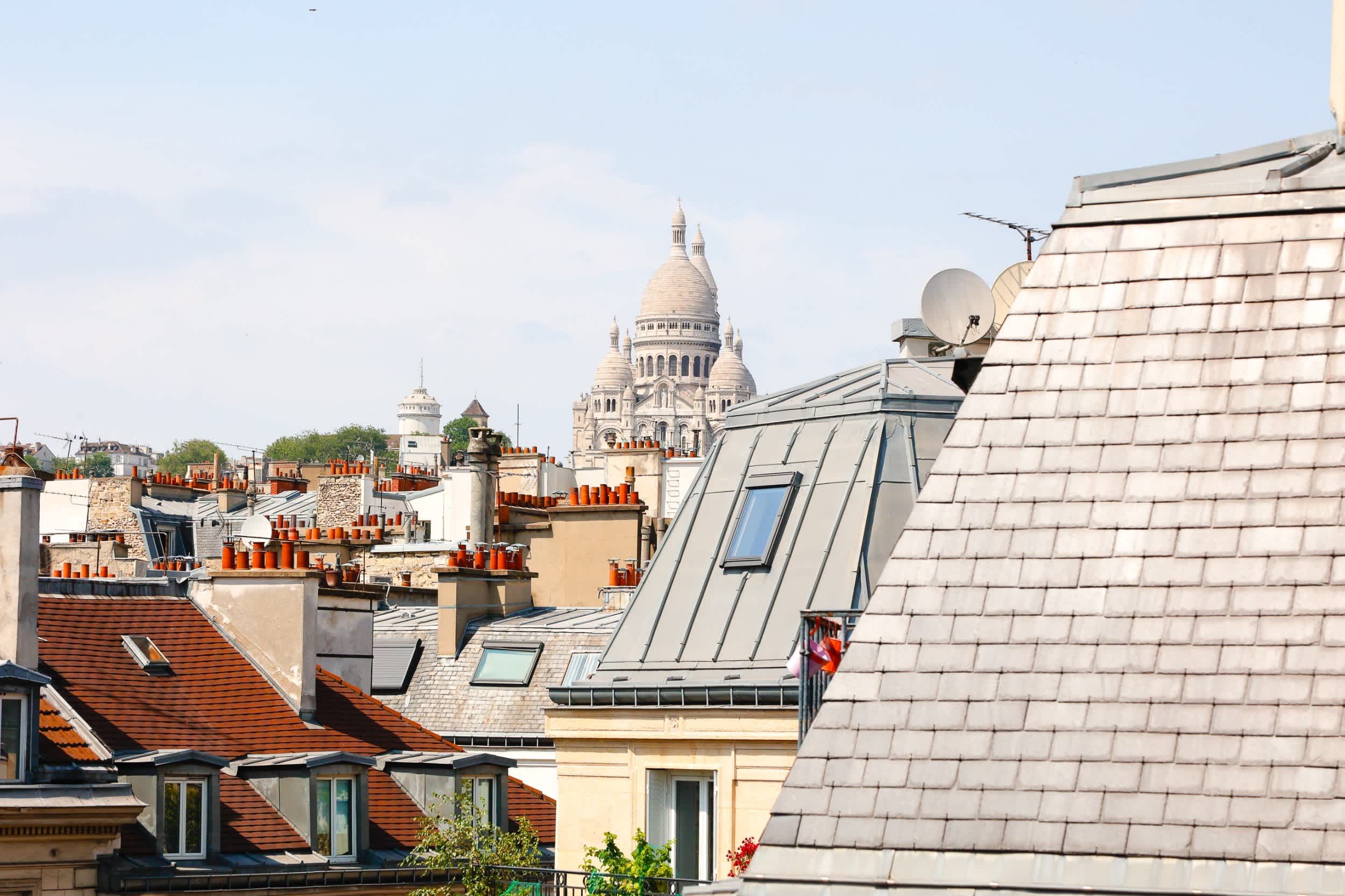 Petit balcon avec vue sur les toits