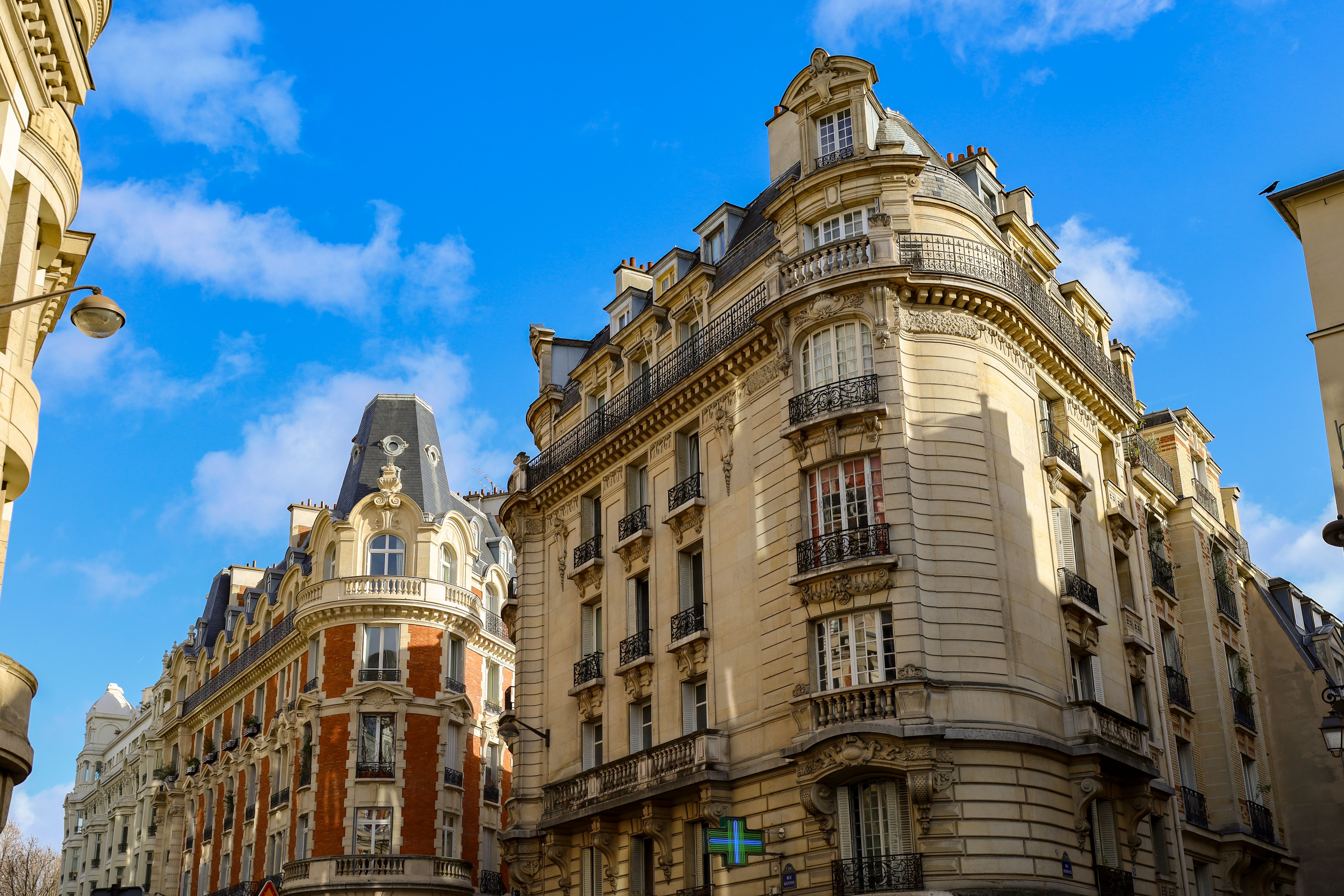 Relocation in Paris expert assisting American expats with apartment search and administrative guidance in Paris