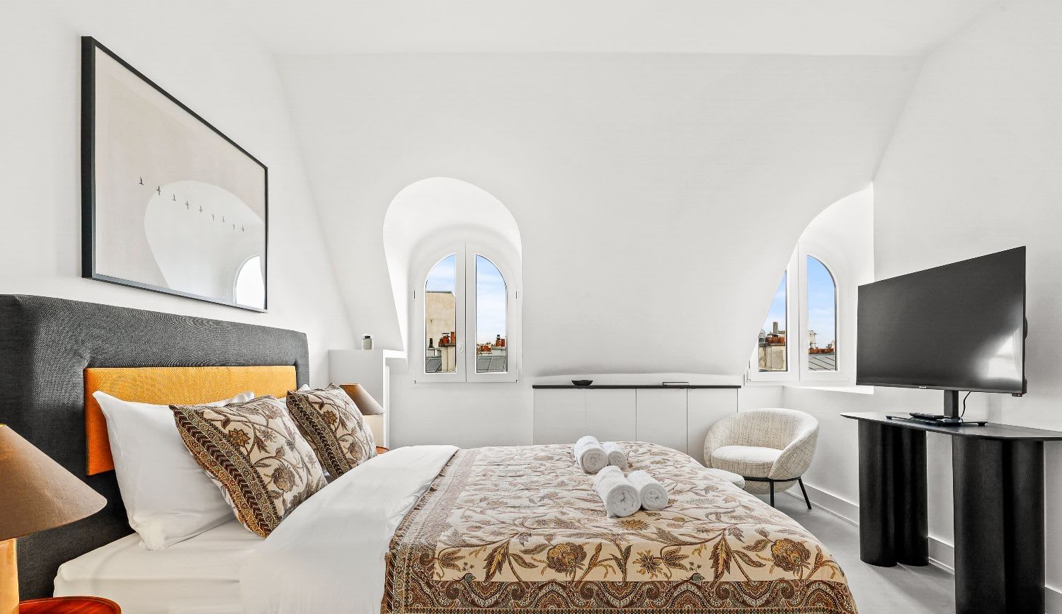 Duplex de luxe Paris 16e, séjour double hauteur avec balcon en fer forgé et vue Tour Eiffel, location meublée moyenne durée