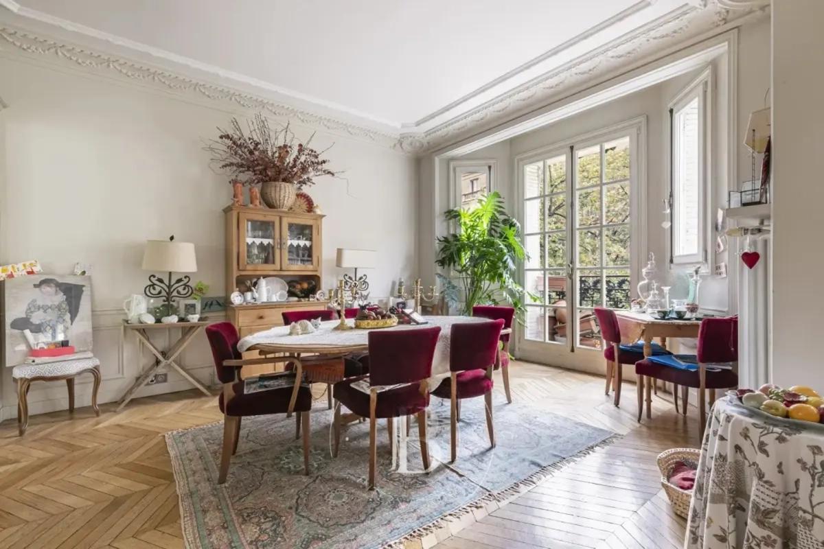 Salle à manger avec portes-fenêtres sur balcon