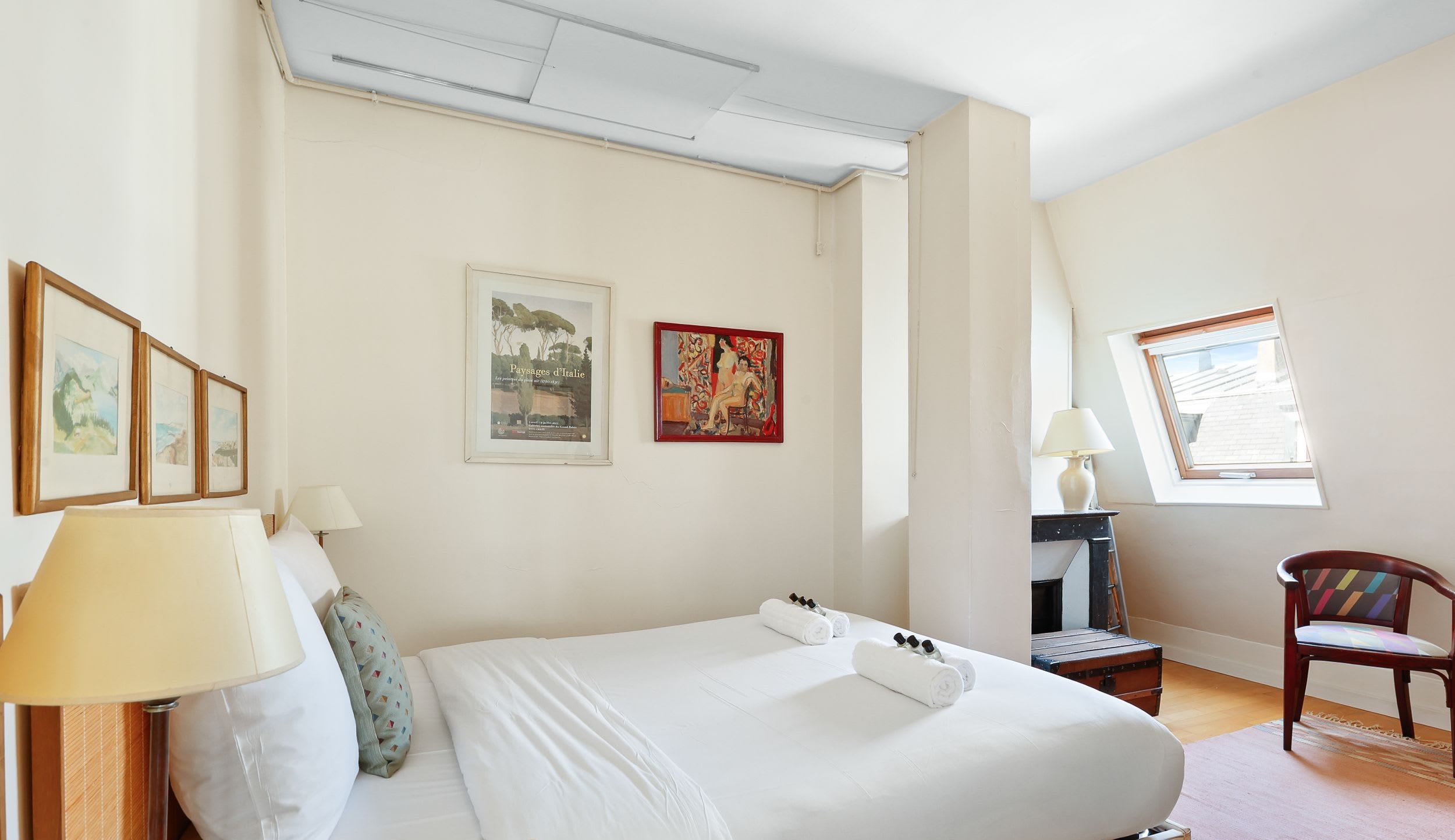 Une chambre lumineuse et reposante, décorée avec soin pour des nuits paisibles.