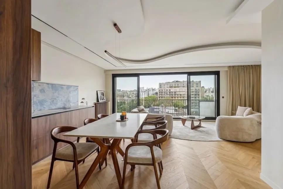 Cuisine ouverte et coin repas avec vue sur les toits de Paris