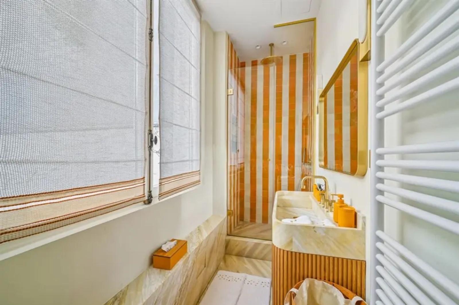 Salle d'eau moderne avec vasque en marbre