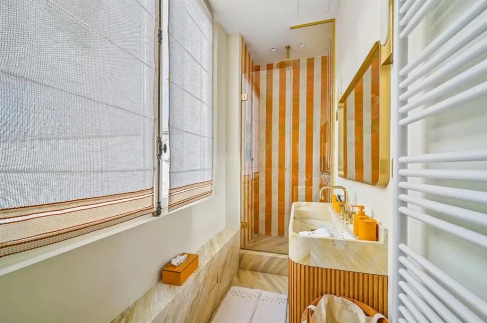 Salle d'eau moderne avec vasque en marbre