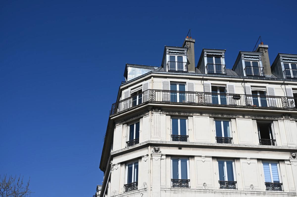 Immeuble parisien classique sous un ciel bleu dégagé