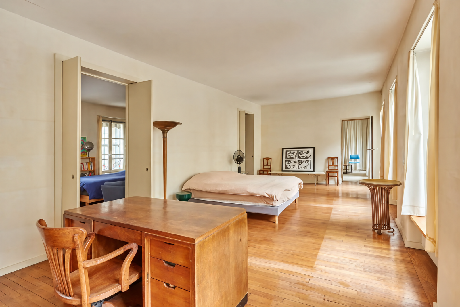 Grande chambre avec bureau en bois et parquet