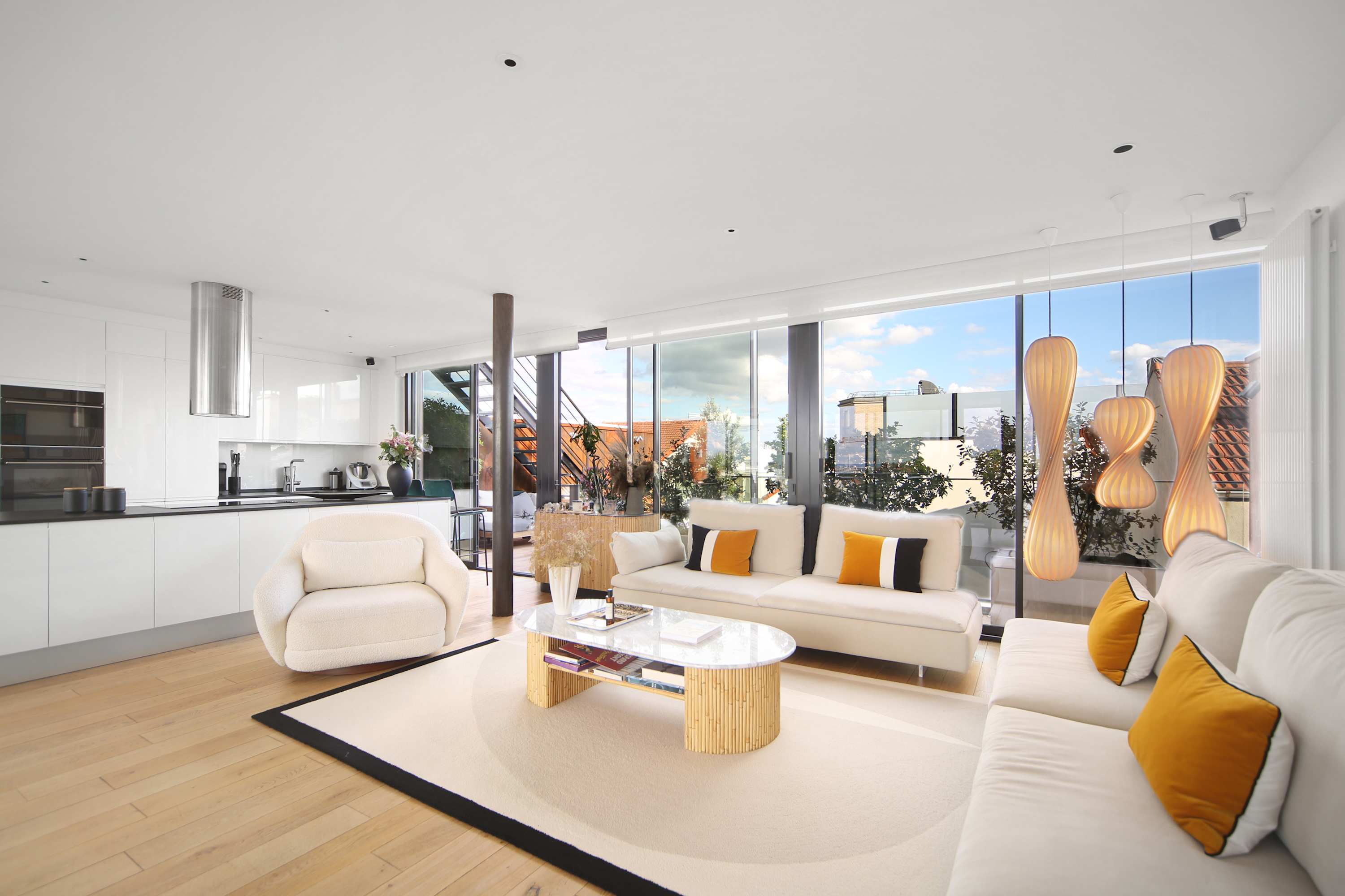 Salon moderne et lumineux avec de grandes baies vitrées, des canapés confortables
