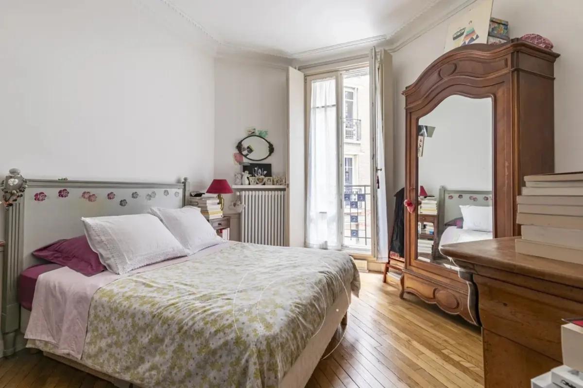 Chambre avec parquet et armoire ancienne à Paris 7