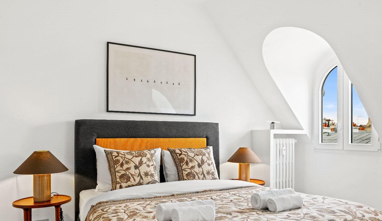 Duplex de luxe Paris 16e, séjour double hauteur avec balcon en fer forgé et vue Tour Eiffel, location meublée moyenne durée
