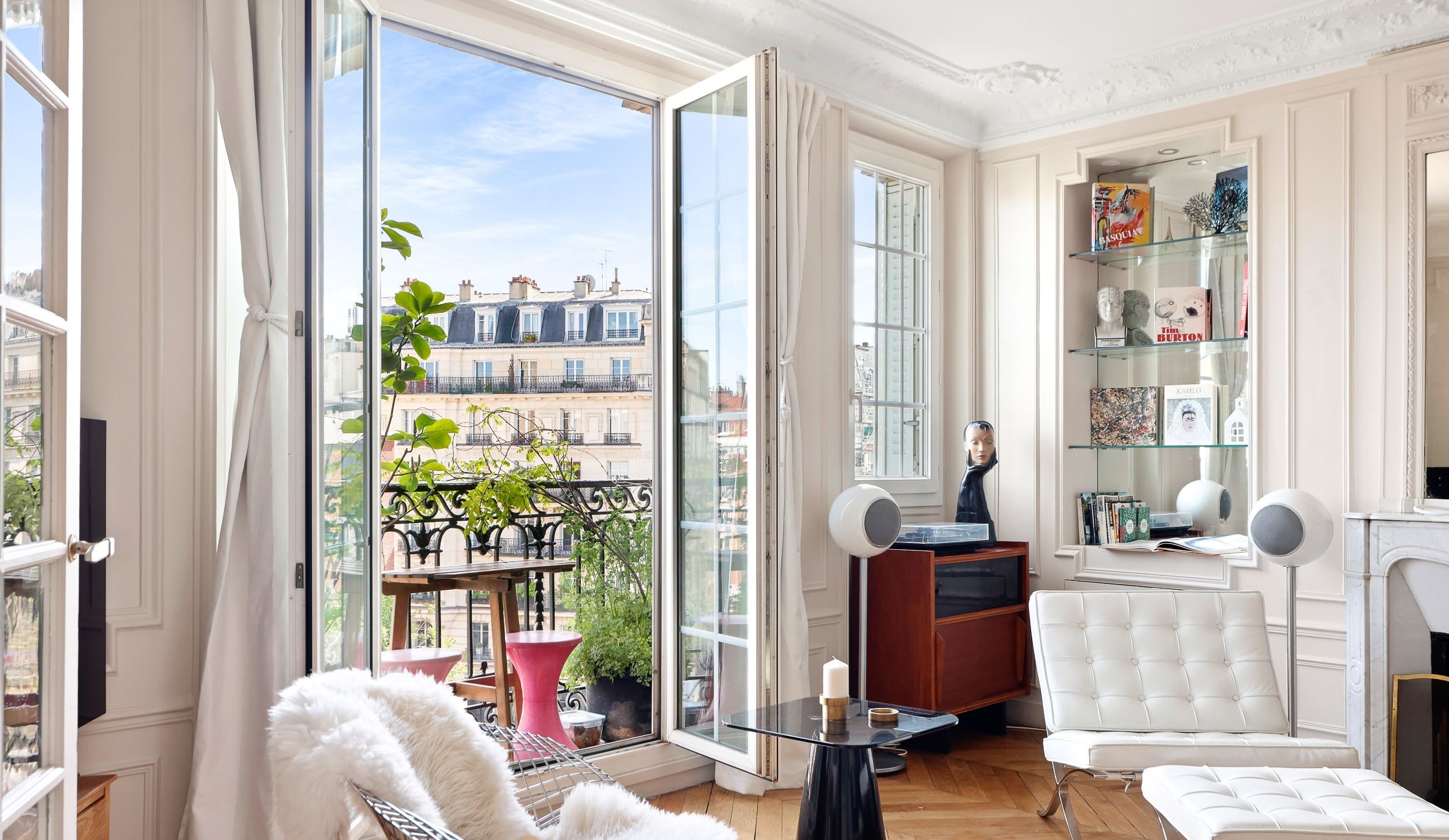 Espace de vie lumineux avec canapé confortable et TV connectée