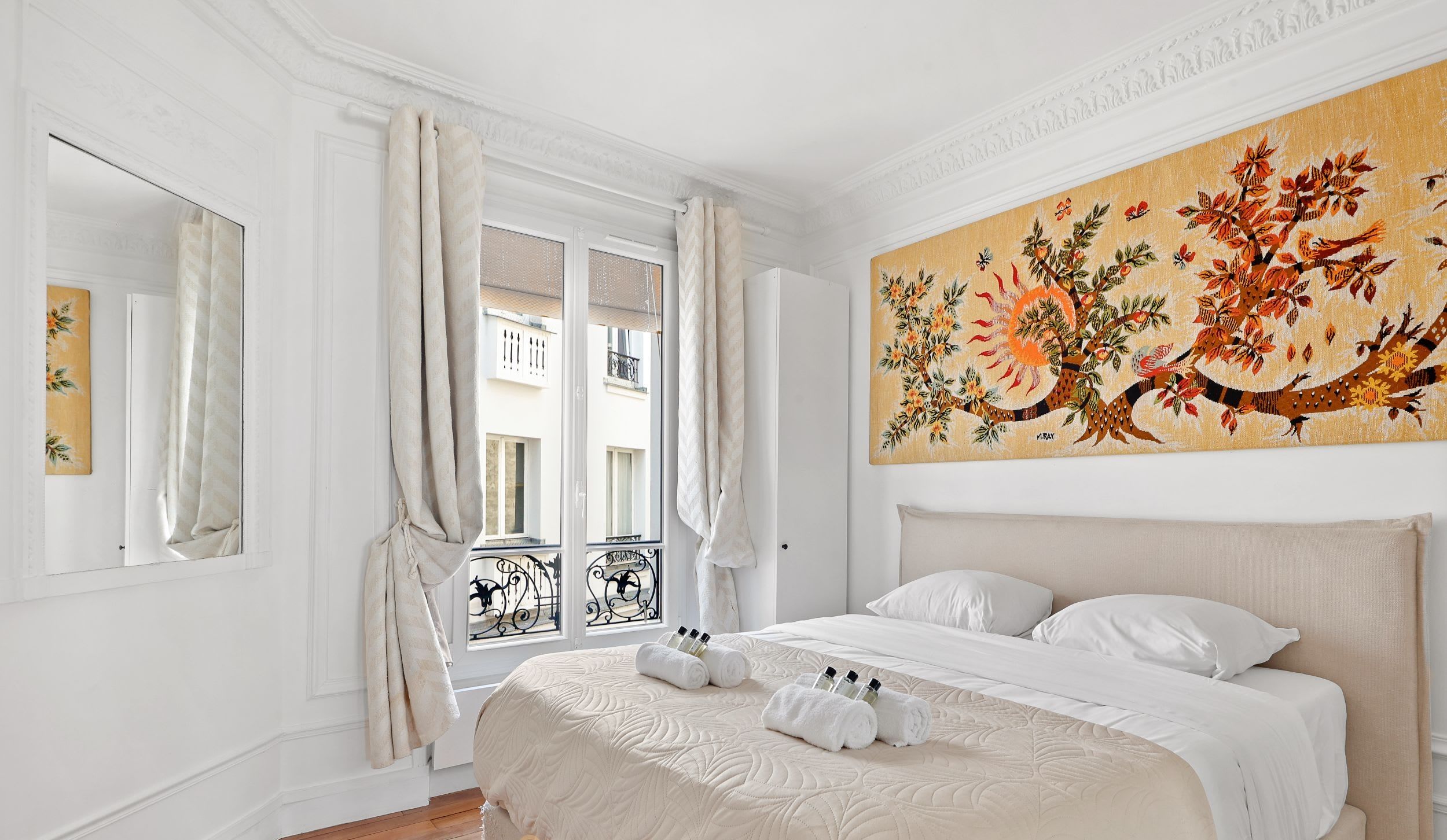 Chambre 2 : Une chambre avec un lit double chaleureuse et lumineuse, idéale pour se reposer en toute sérénité.