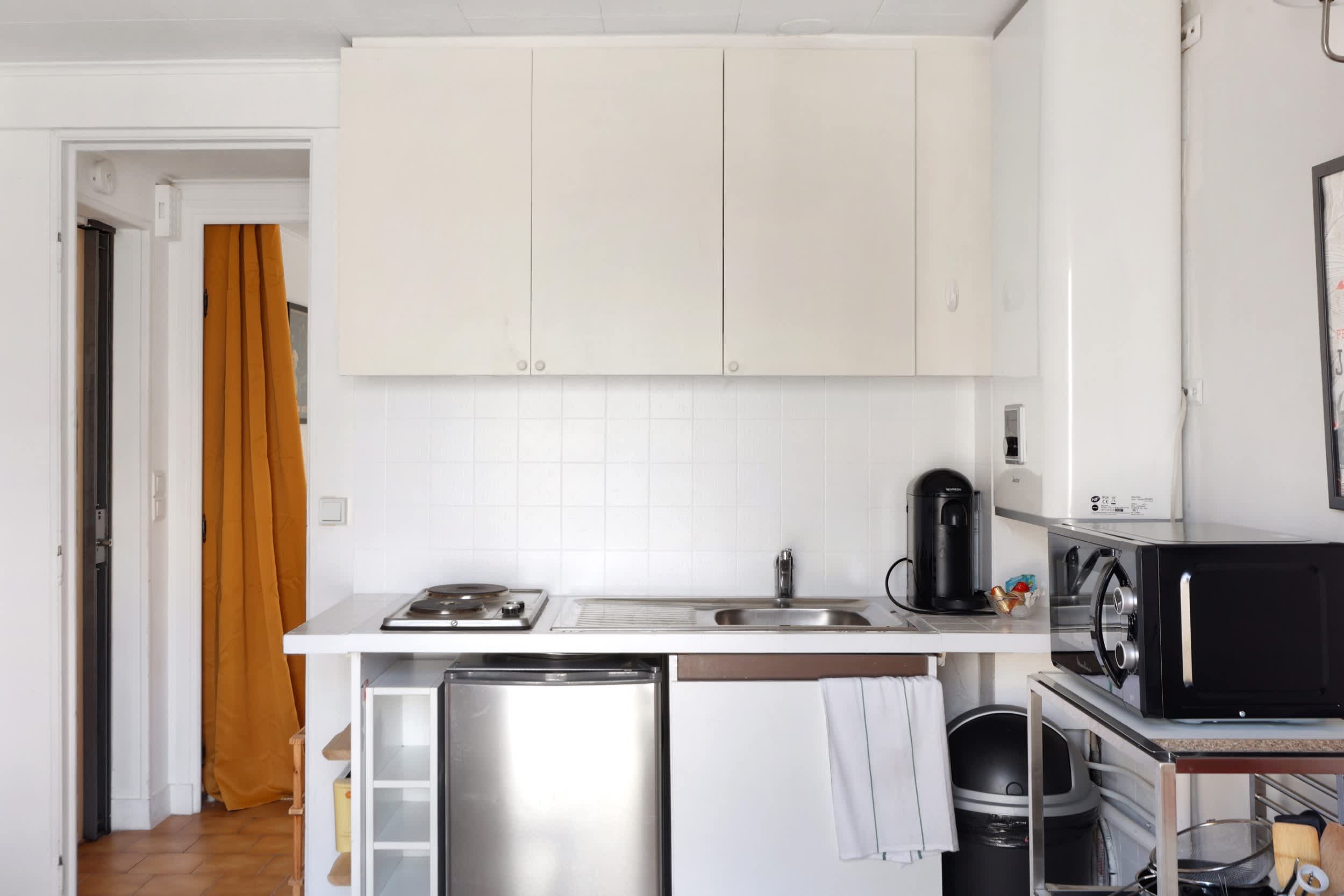 Cuisine fonctionnelle et équipée : micro-ondes, machine à café, rangements, etc.