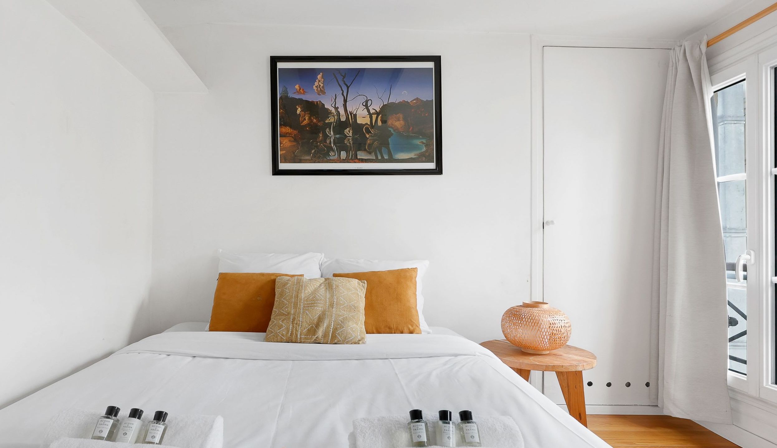 Chambre : lit double et radiateur