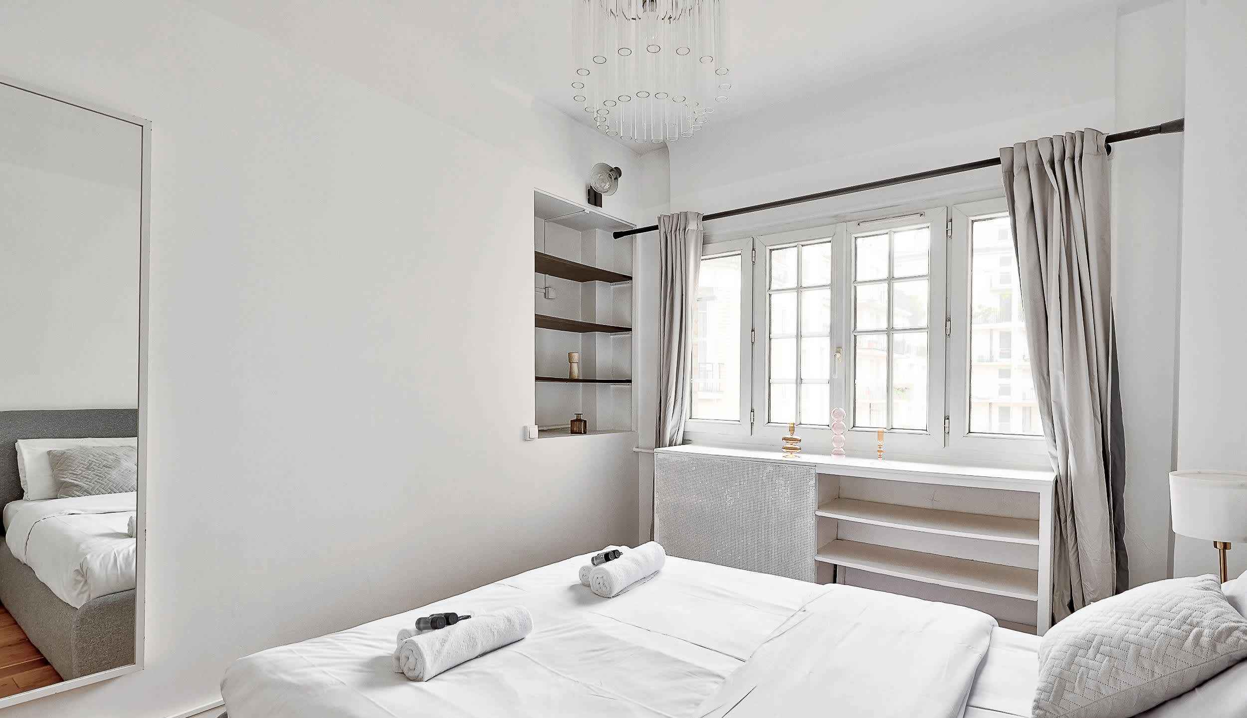 Chambre 1 : lit double, coiffeuse