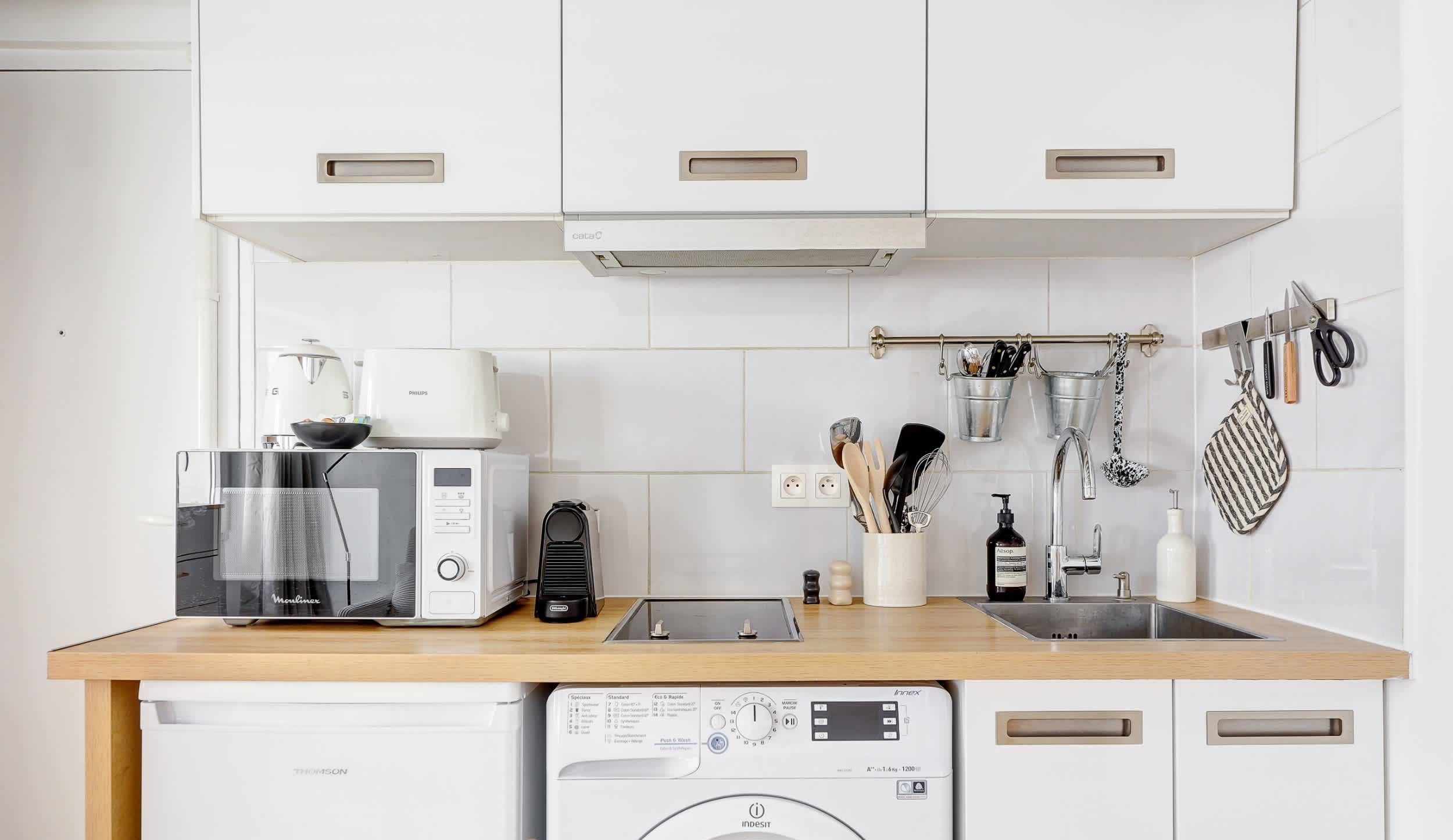 In this kitchen, you'll find everything you need for a comfortable stay! A toaster, microwave, cooktop and kettle are at your disposal! As a bonus, a washing machine.