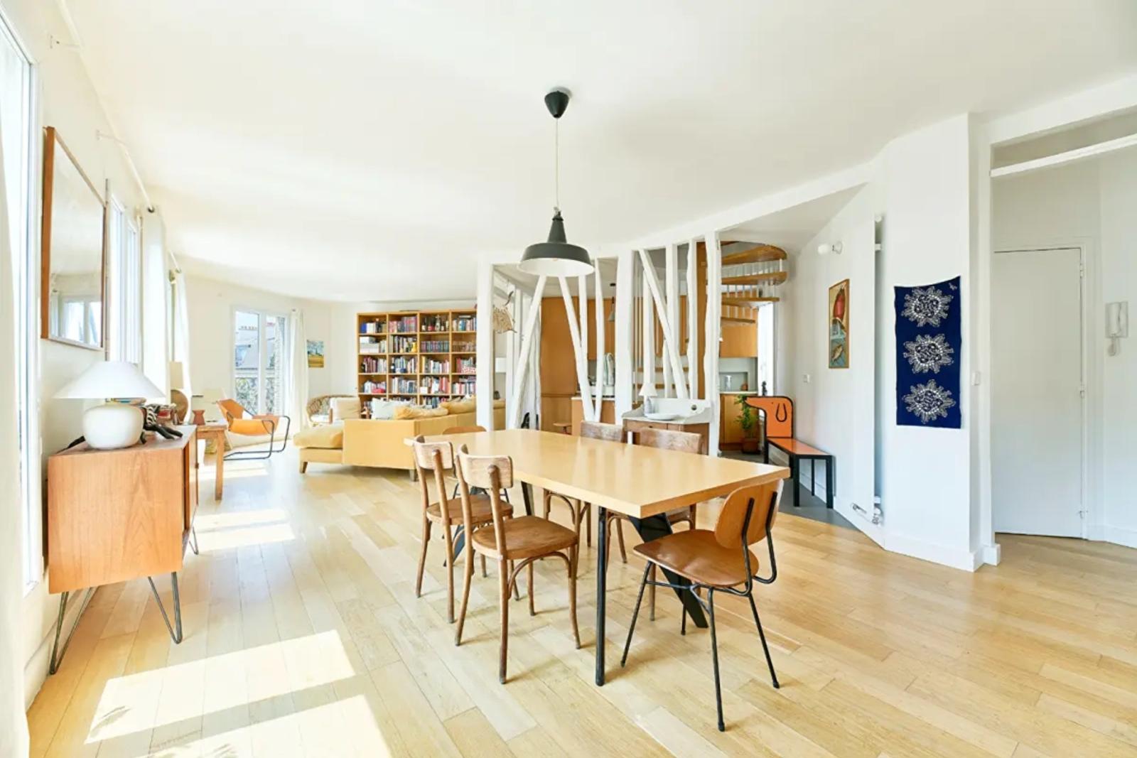 Salle à manger lumineuse avec parquet et balcon