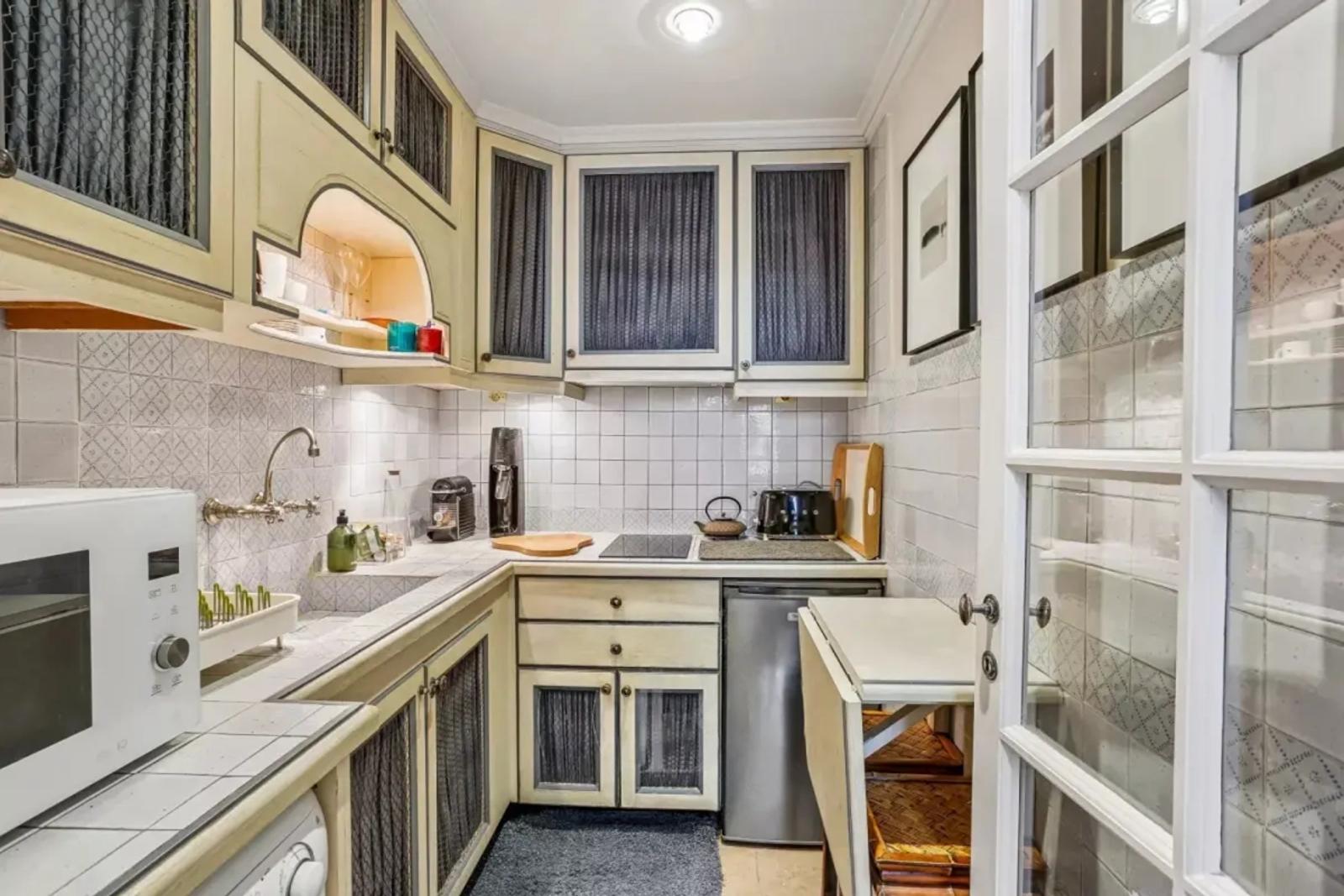 Petite cuisine équipée avec placards de rangement