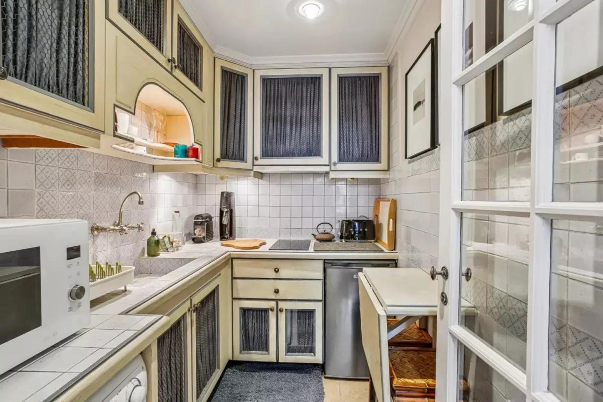 Petite cuisine équipée avec placards de rangement