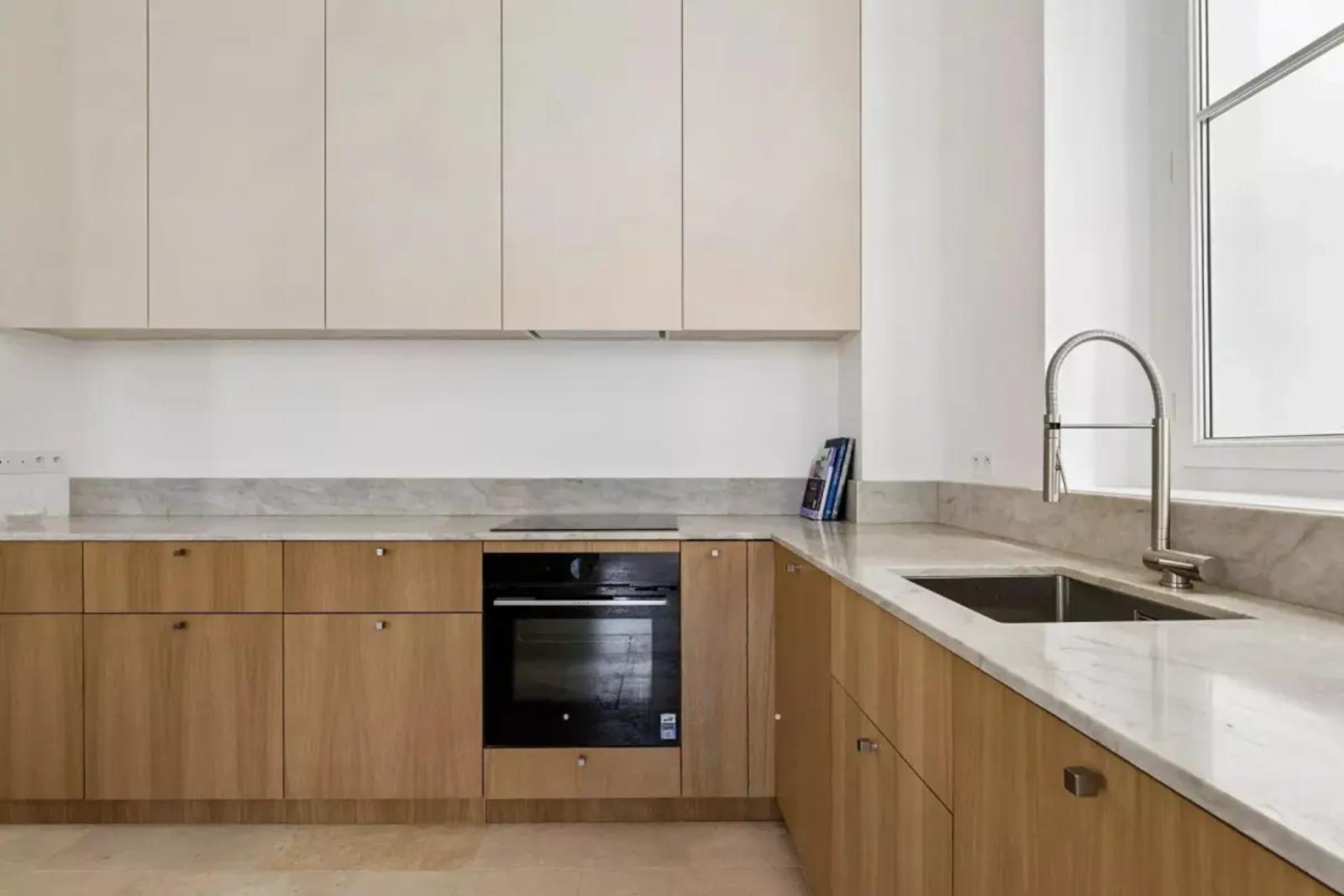 Cuisine moderne en bois avec plan de travail en marbre