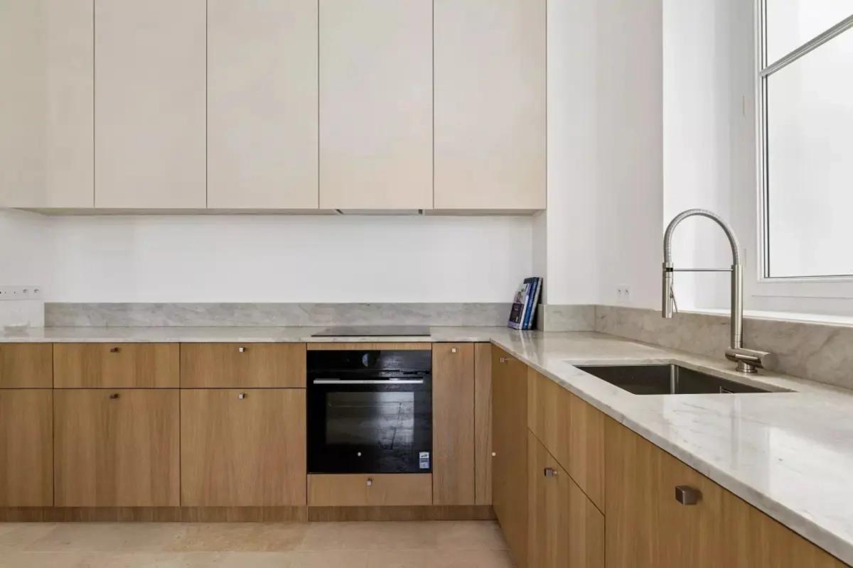 Cuisine moderne en bois avec plan de travail en marbre