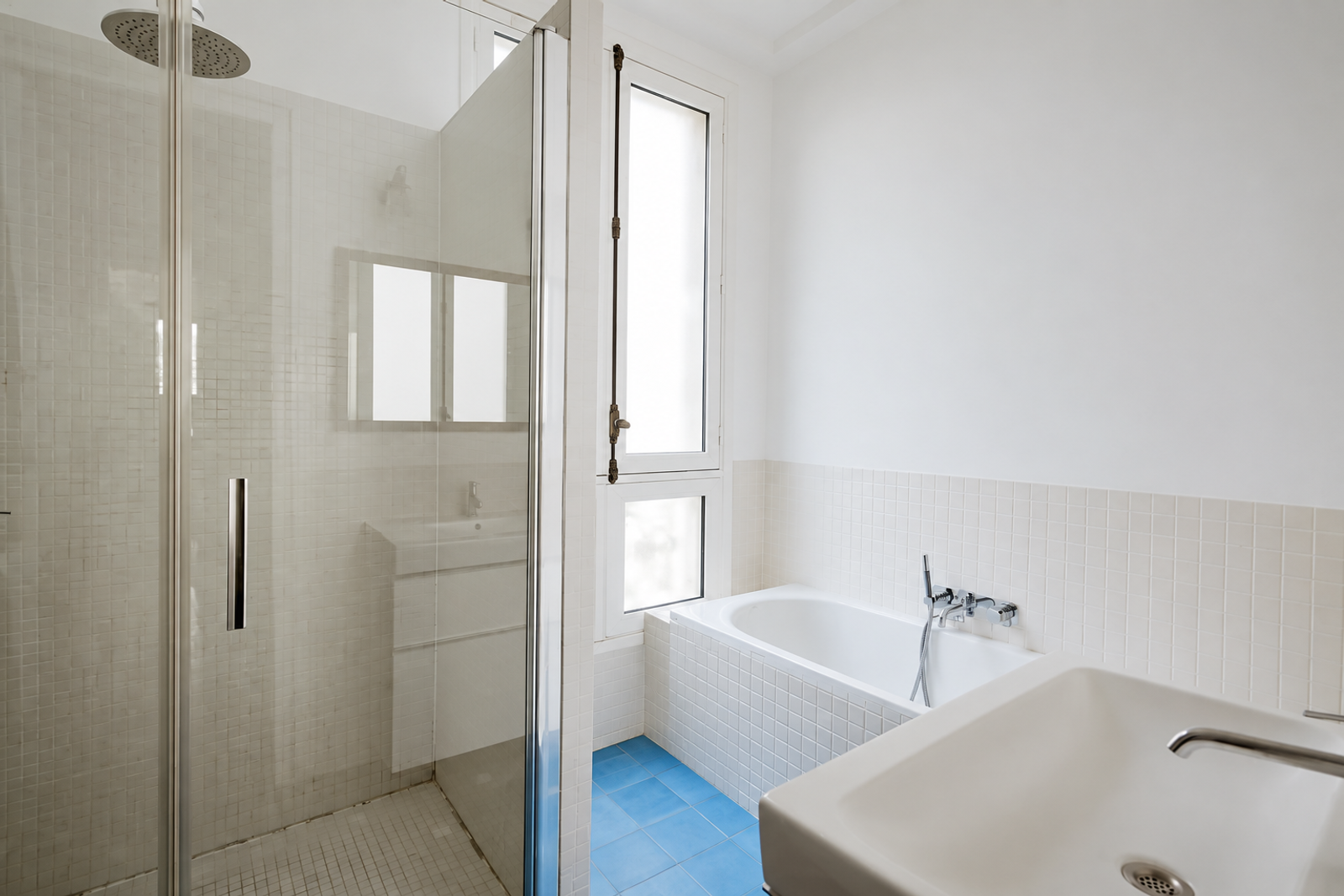 Salle de bains avec baignoire et douche vitrée