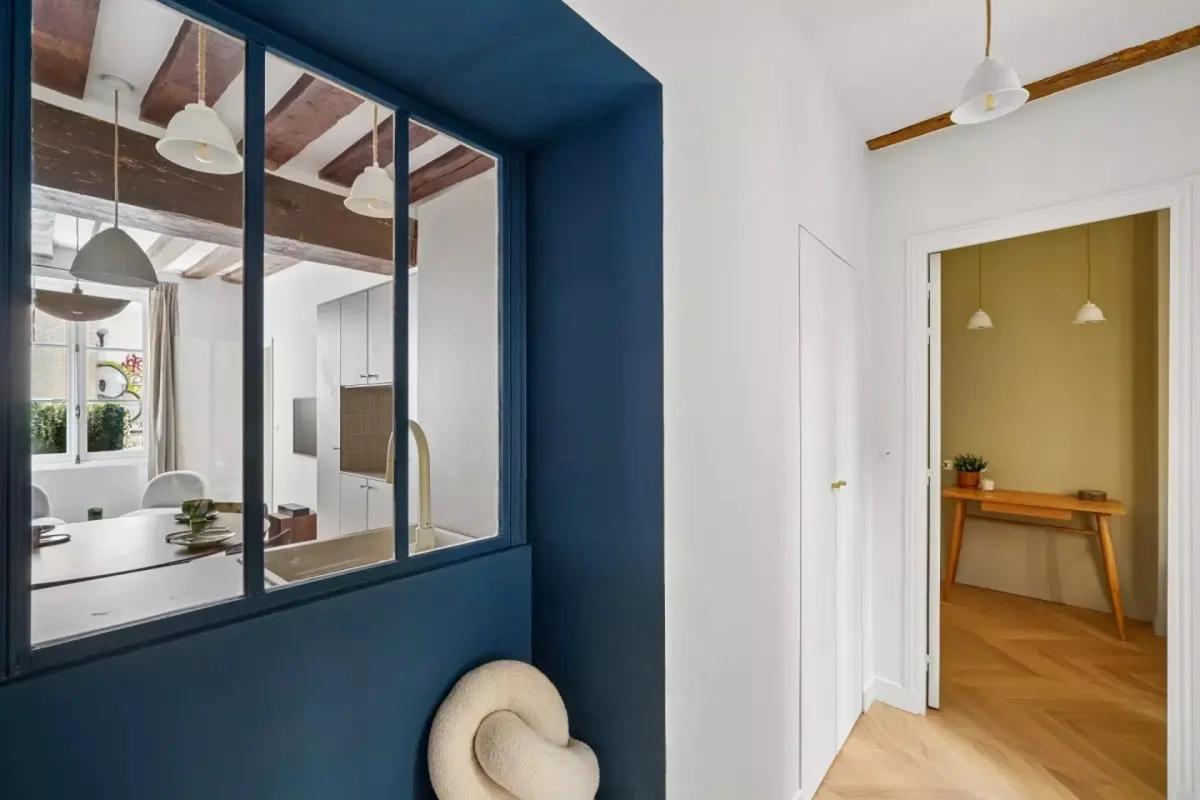 Chambre lumineuse avec fenêtres et parquet
