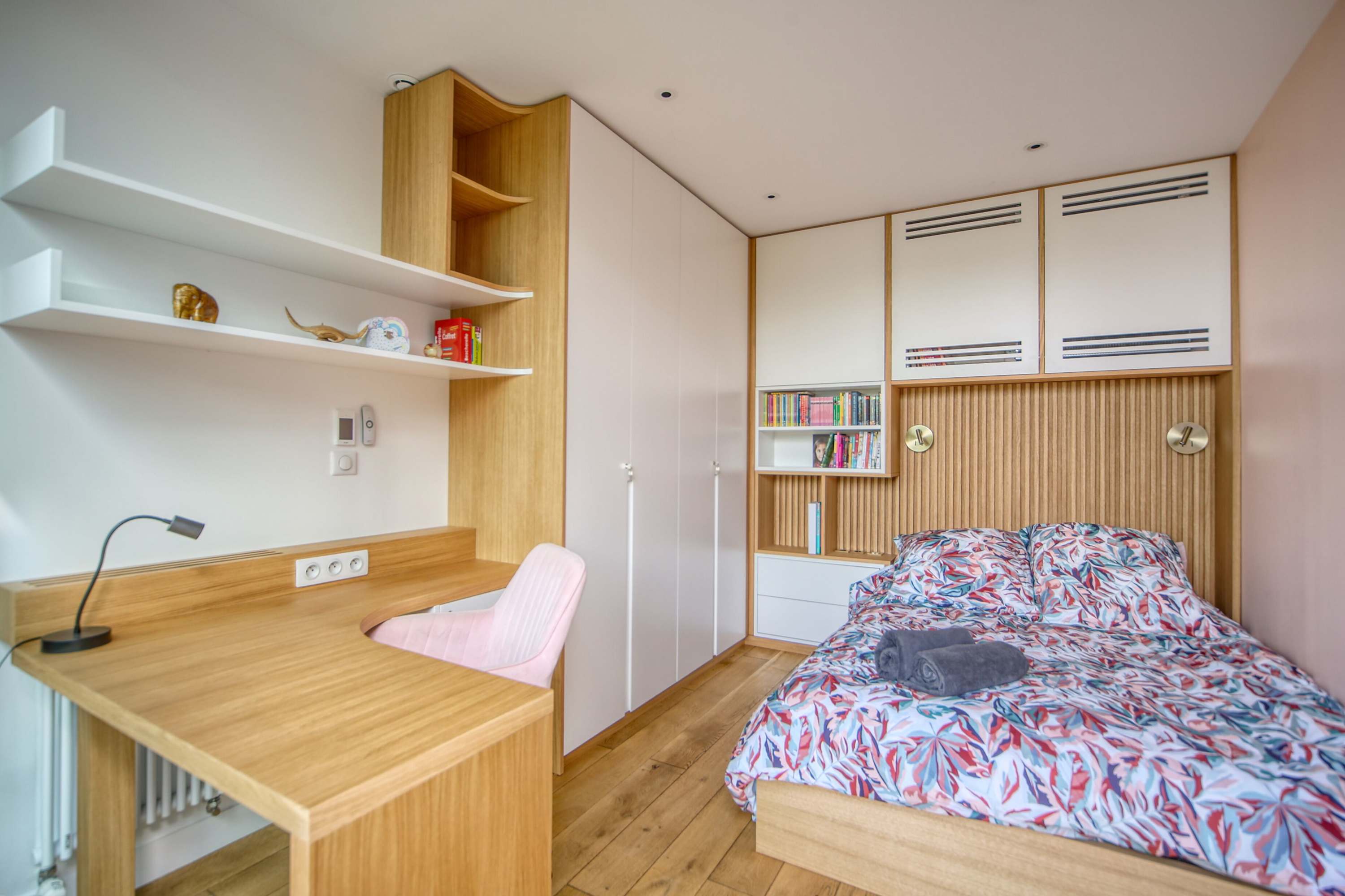 Chambre 3 avec lit double et espace bureau
