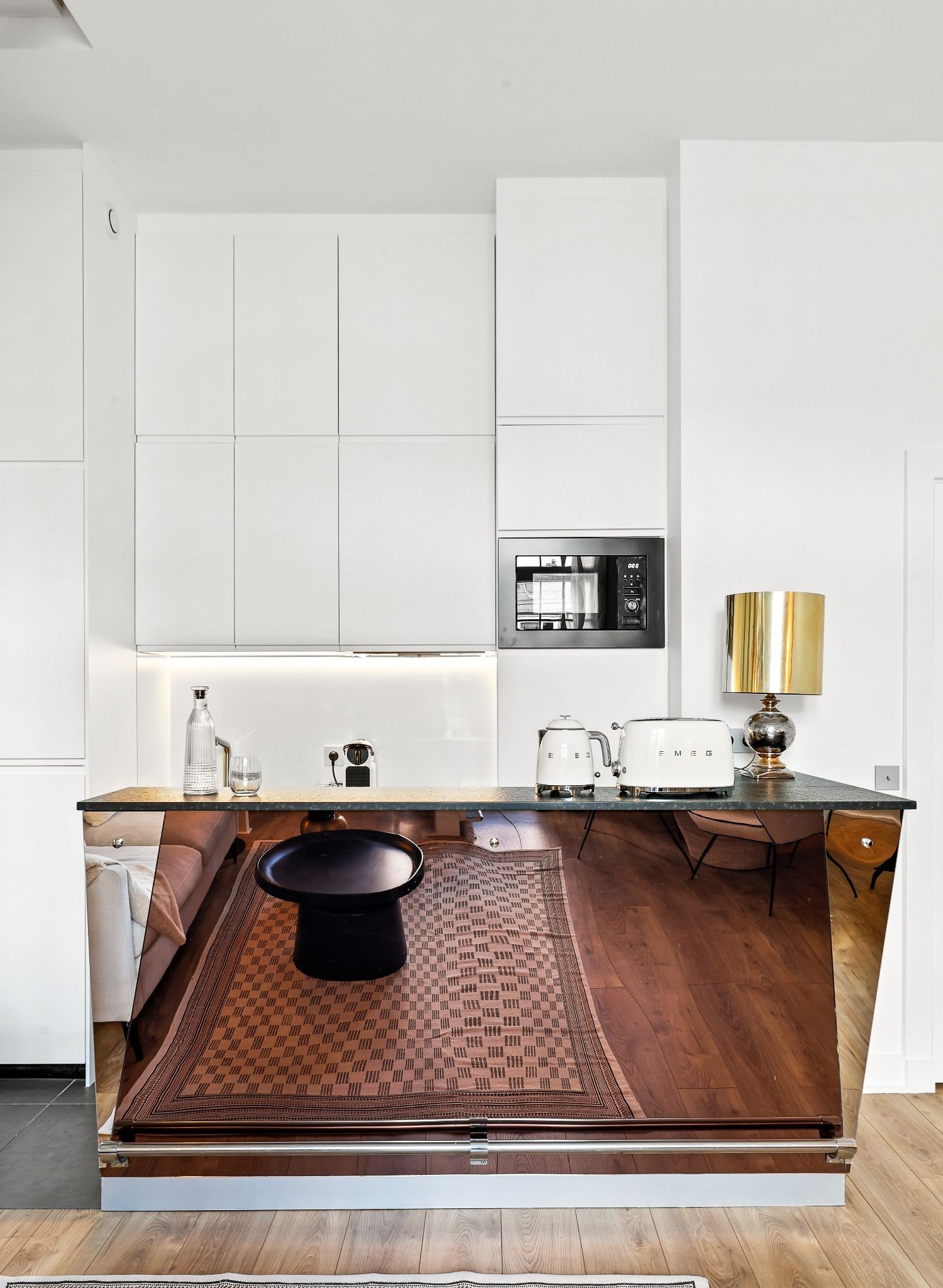 Duplex de luxe Paris 16e, séjour double hauteur avec balcon en fer forgé et vue Tour Eiffel, location meublée moyenne durée
