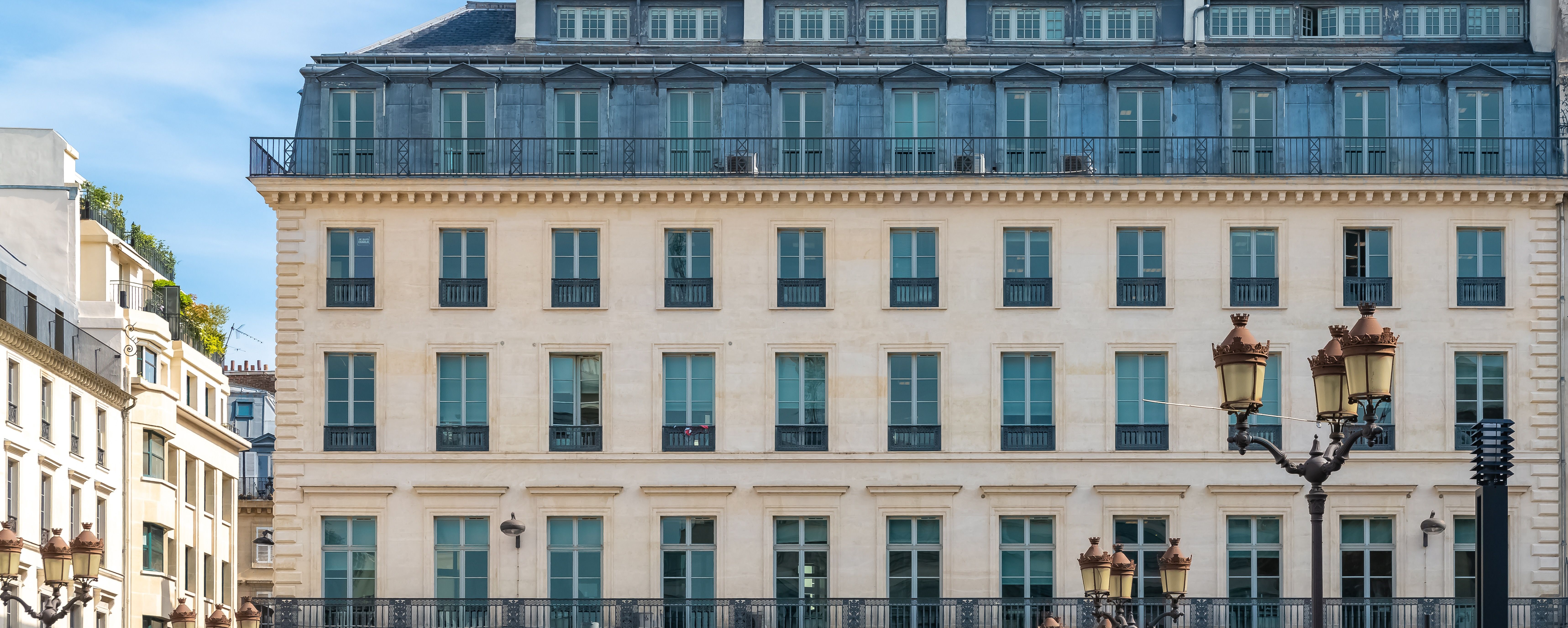 Paris sous la pluie à l'abri
