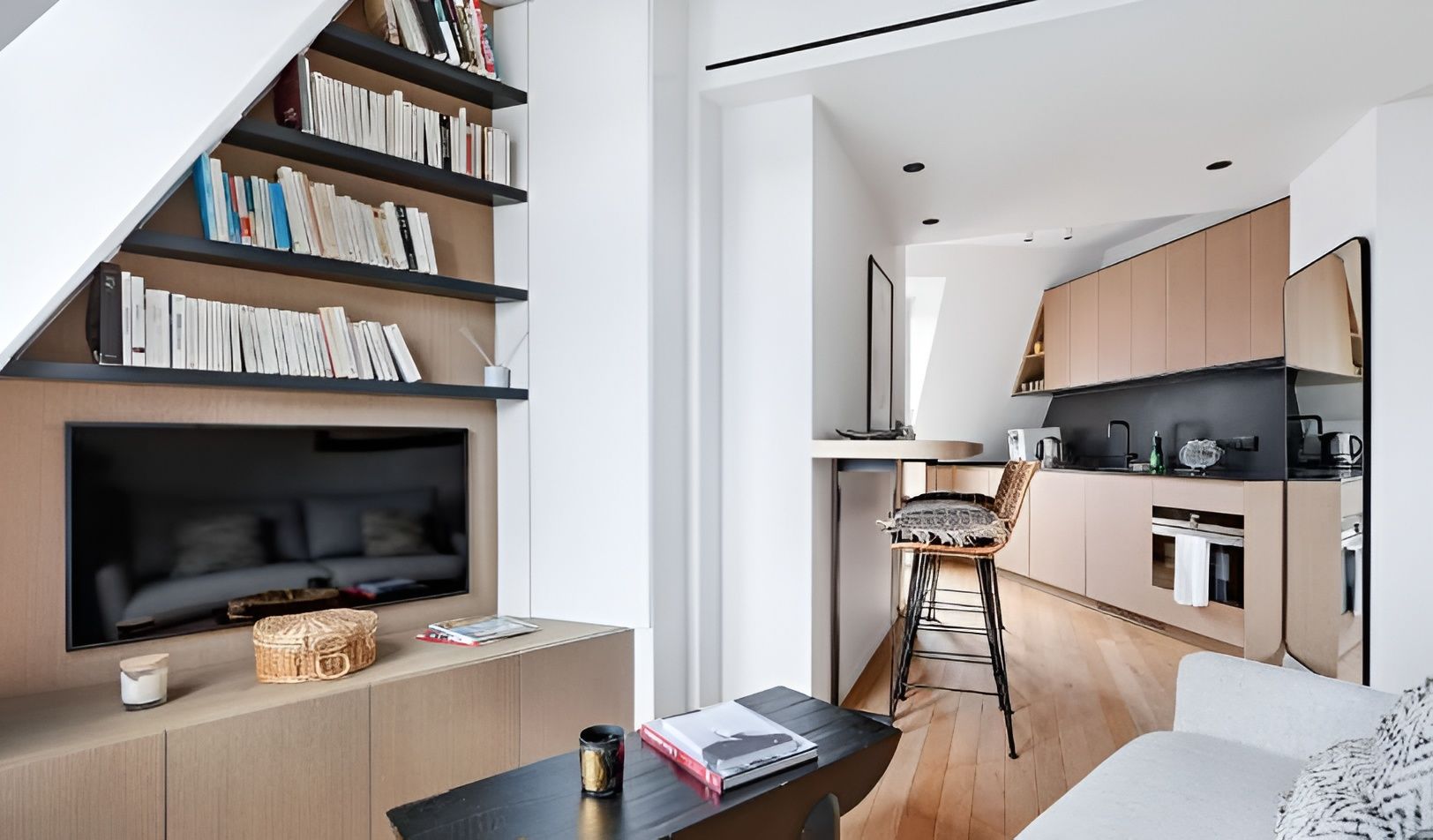 Appartement 2 pièces meublé élégant aux Batignolles Paris 17e, salon lumineux sous combles avec fenêtres parisiennes