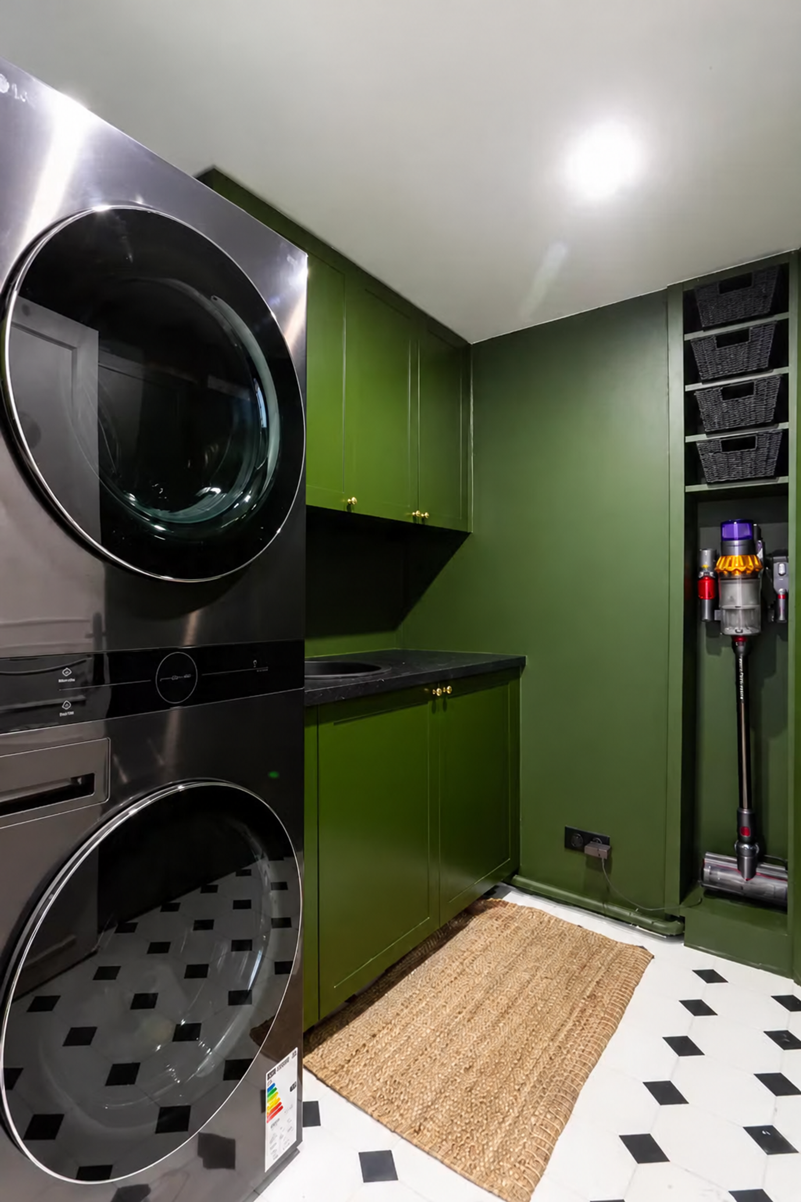 Buanderie moderne avec lave-linge et sèche-linge