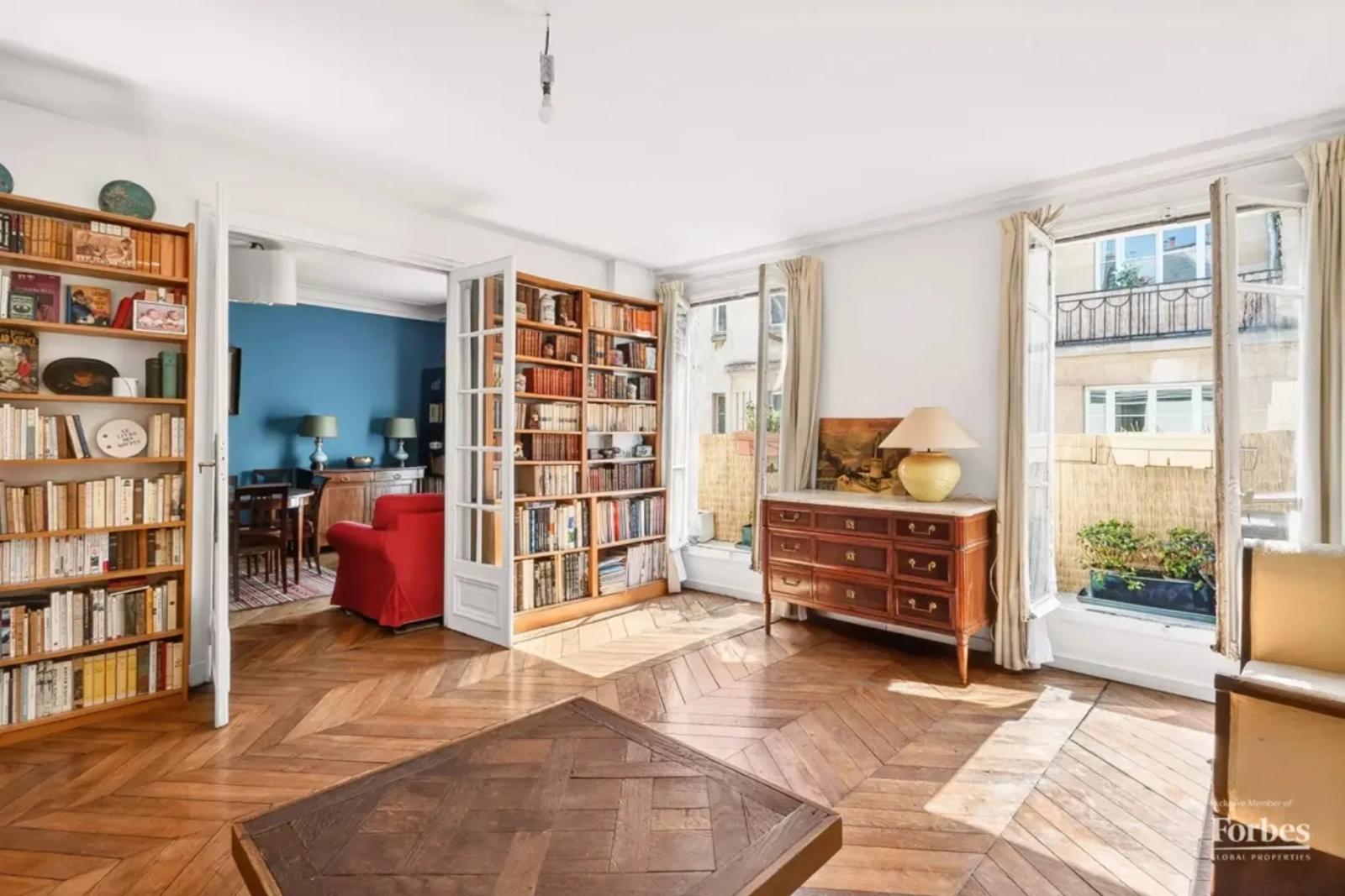 Salon parisien avec grandes fenêtres