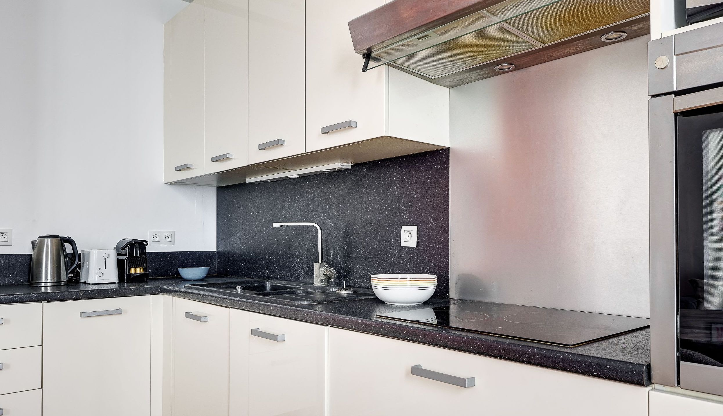 Functional and fully equipped kitchen: oven, stove, kettle, storage, sink, etc.