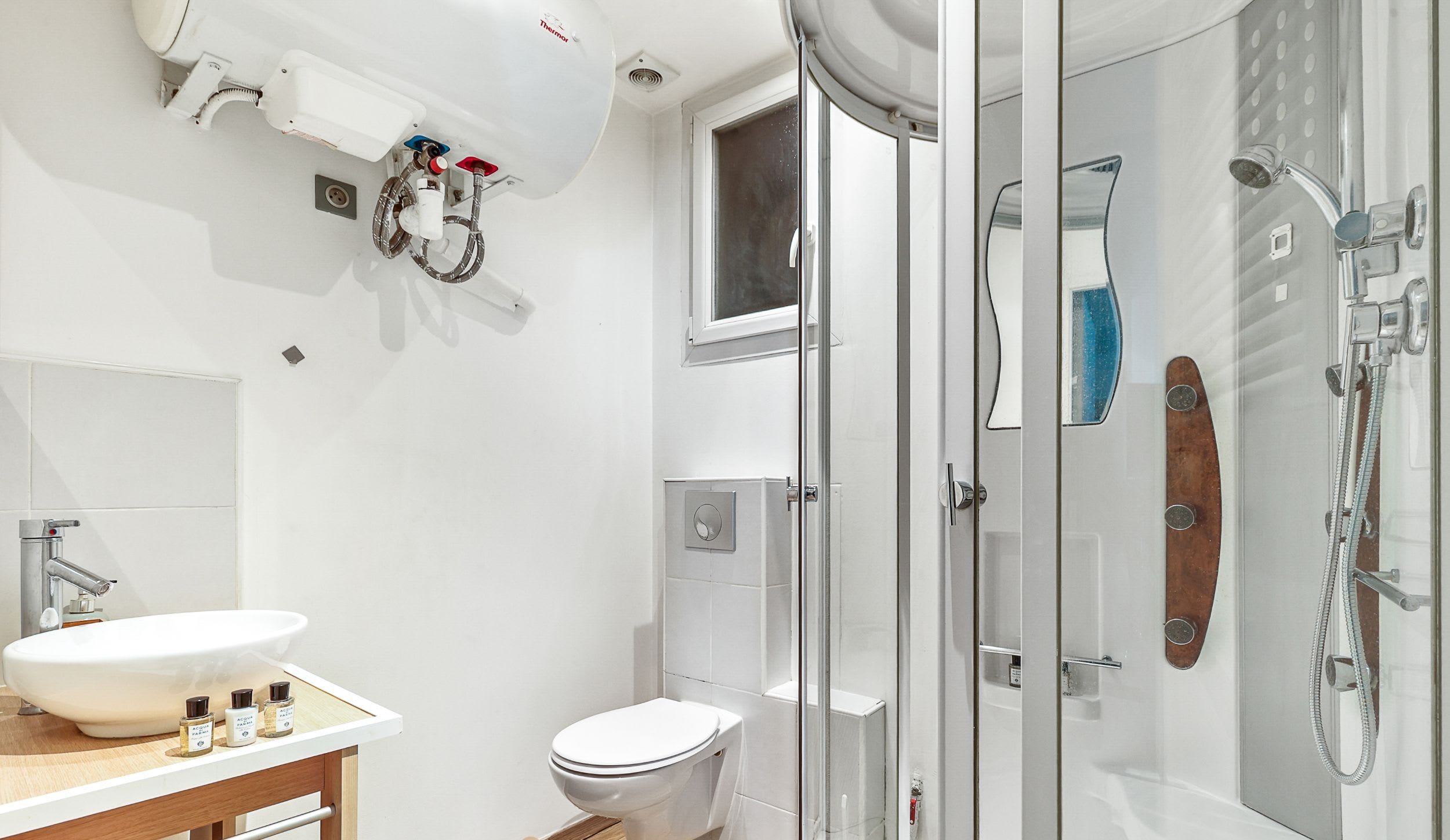 Salle de bain équipée avec douche et toilette