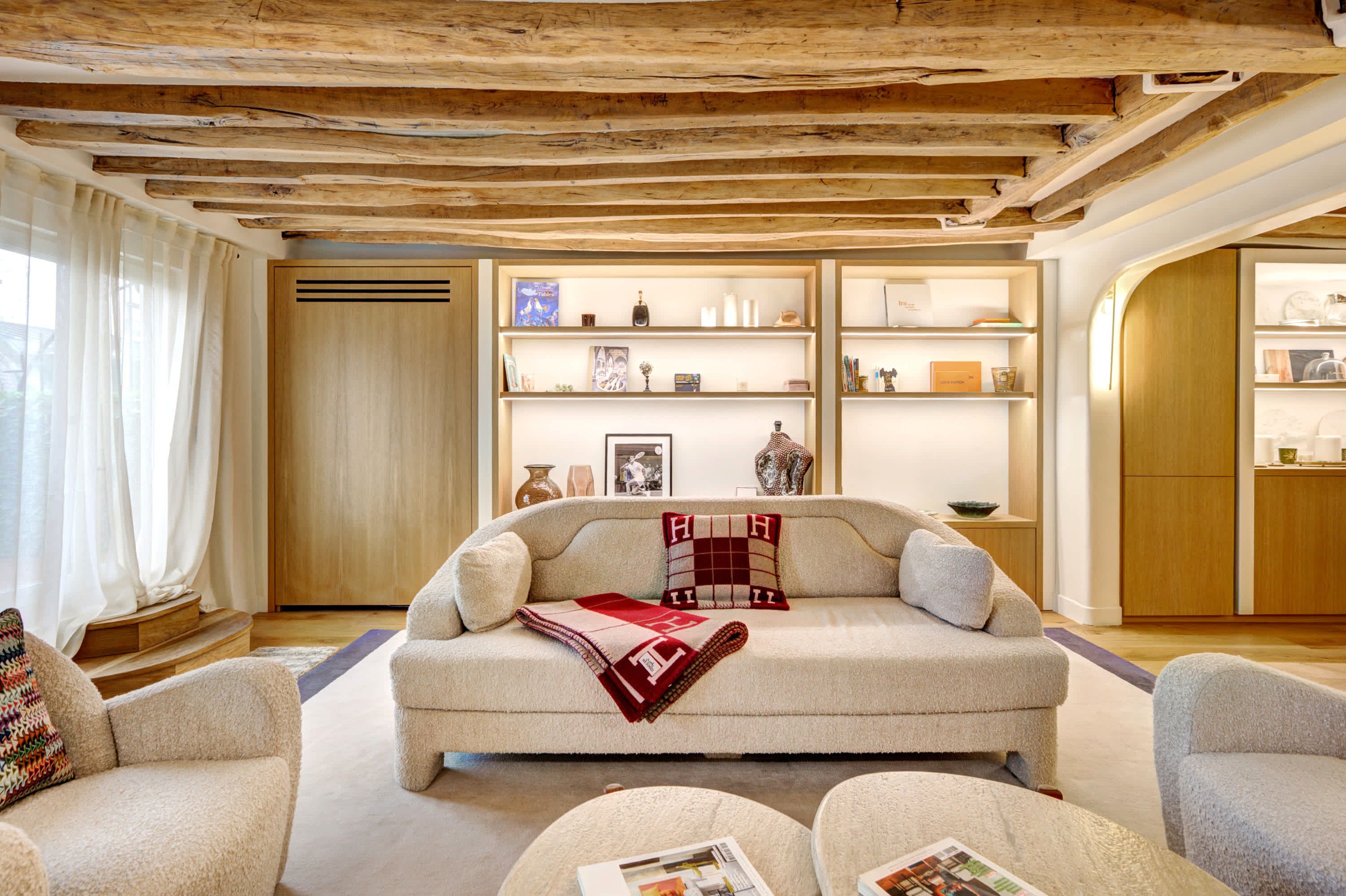 Living room with a TV and comfortable sofas, perfect for relaxing.