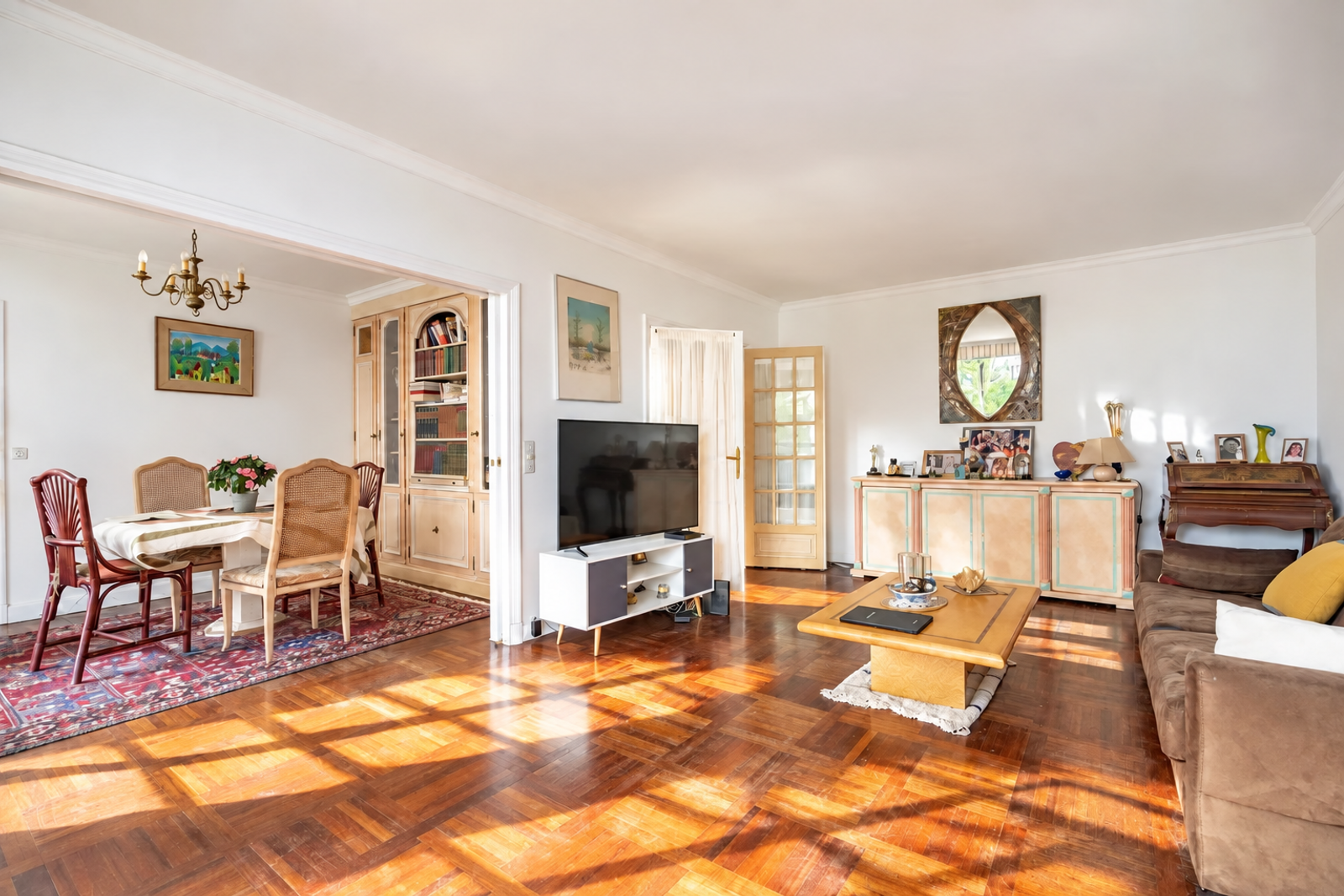 Grand séjour et salle à manger avec parquet