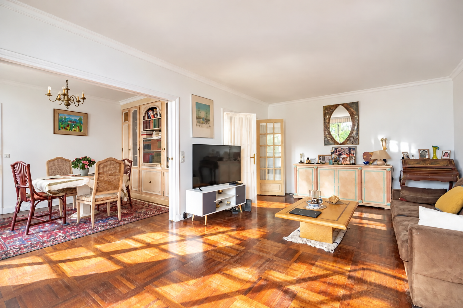 Grand séjour et salle à manger avec parquet