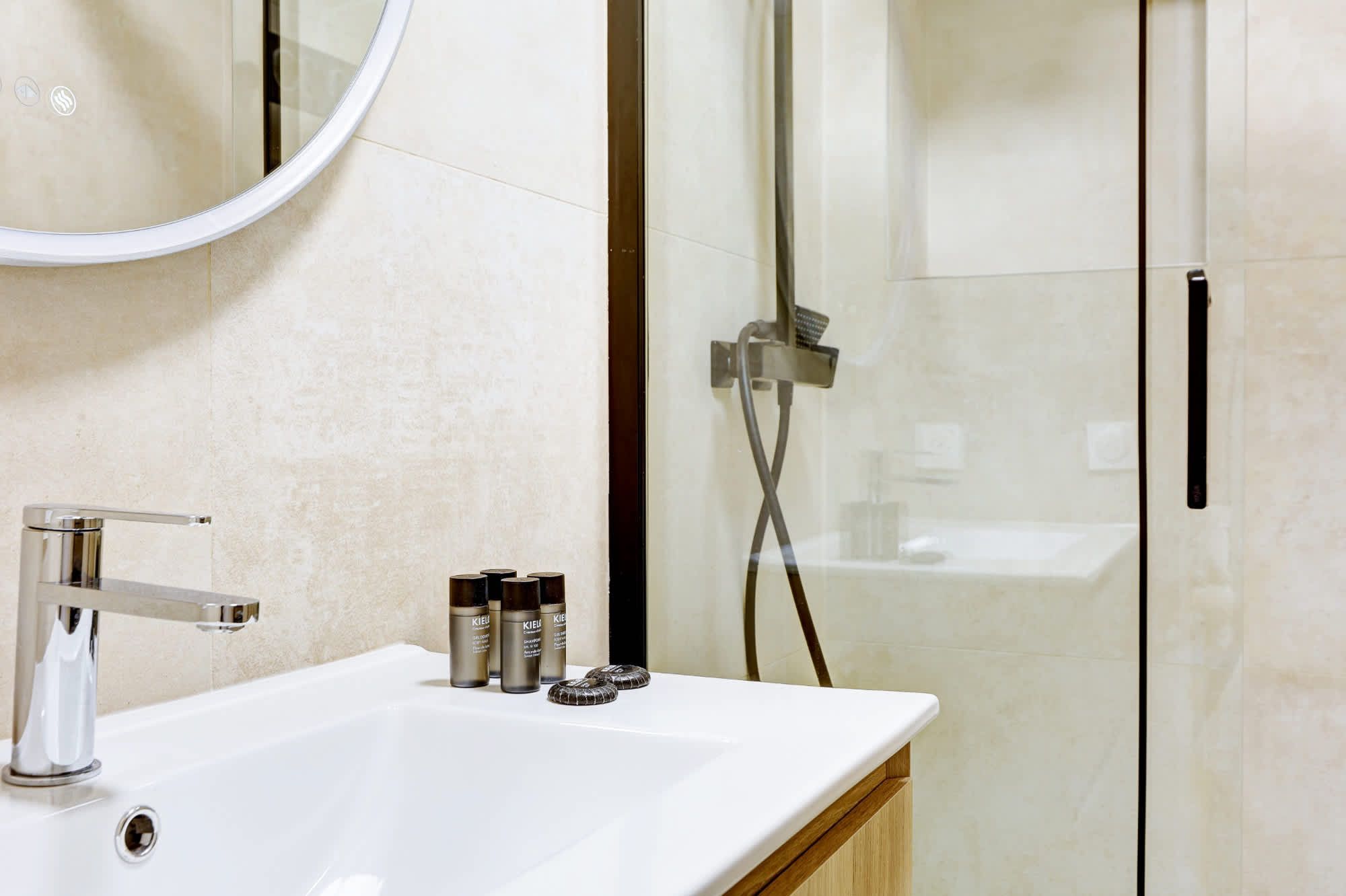 Appartement meublé rénové de 55 m² rue des Tournelles Paris 4e, canapé-lit et coin repas dans un intérieur lumineux du Marais