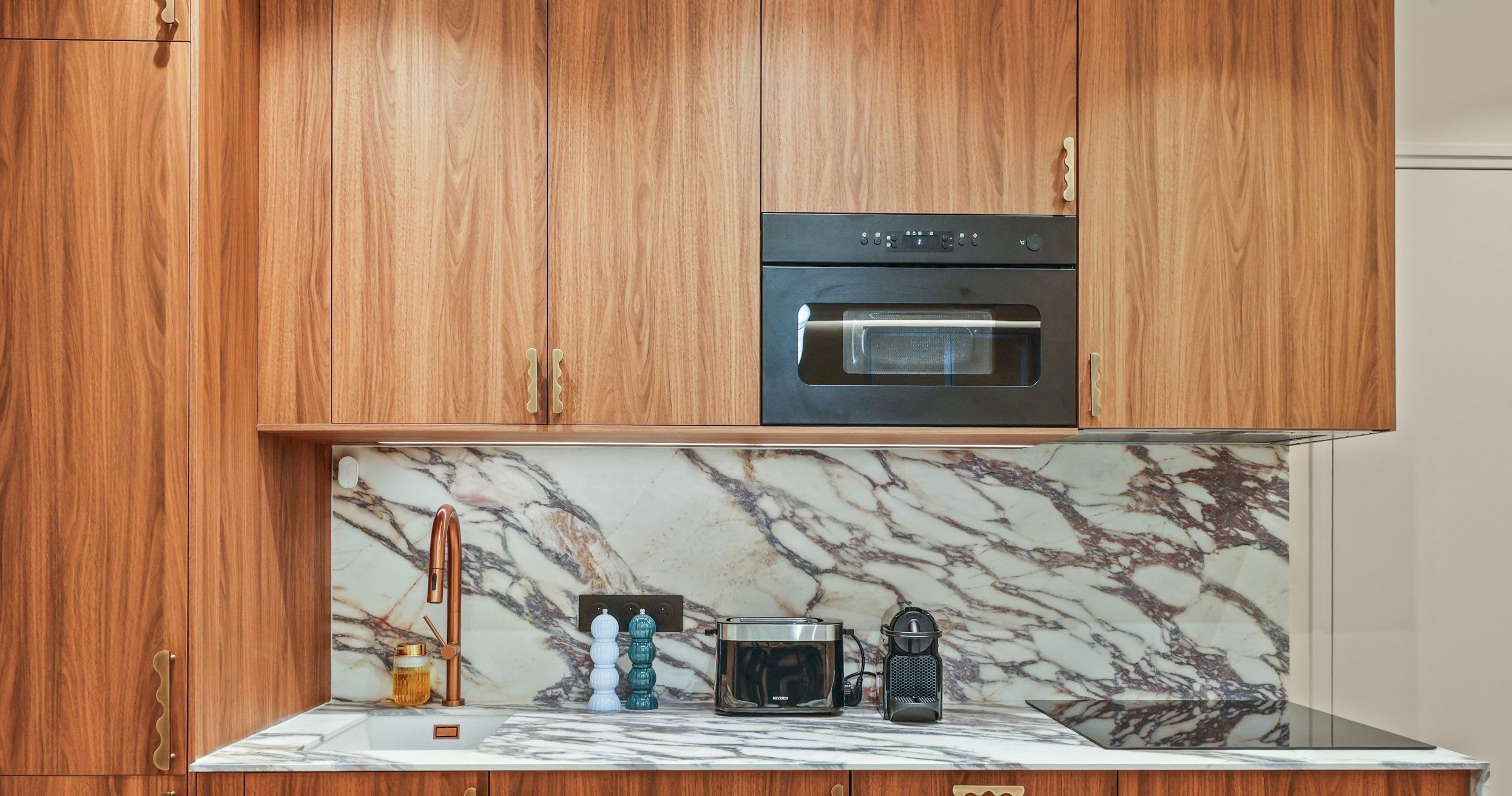 Appartement 2 chambres rénové et lumineux avec séjour à Saint-Germain-des-Prés.