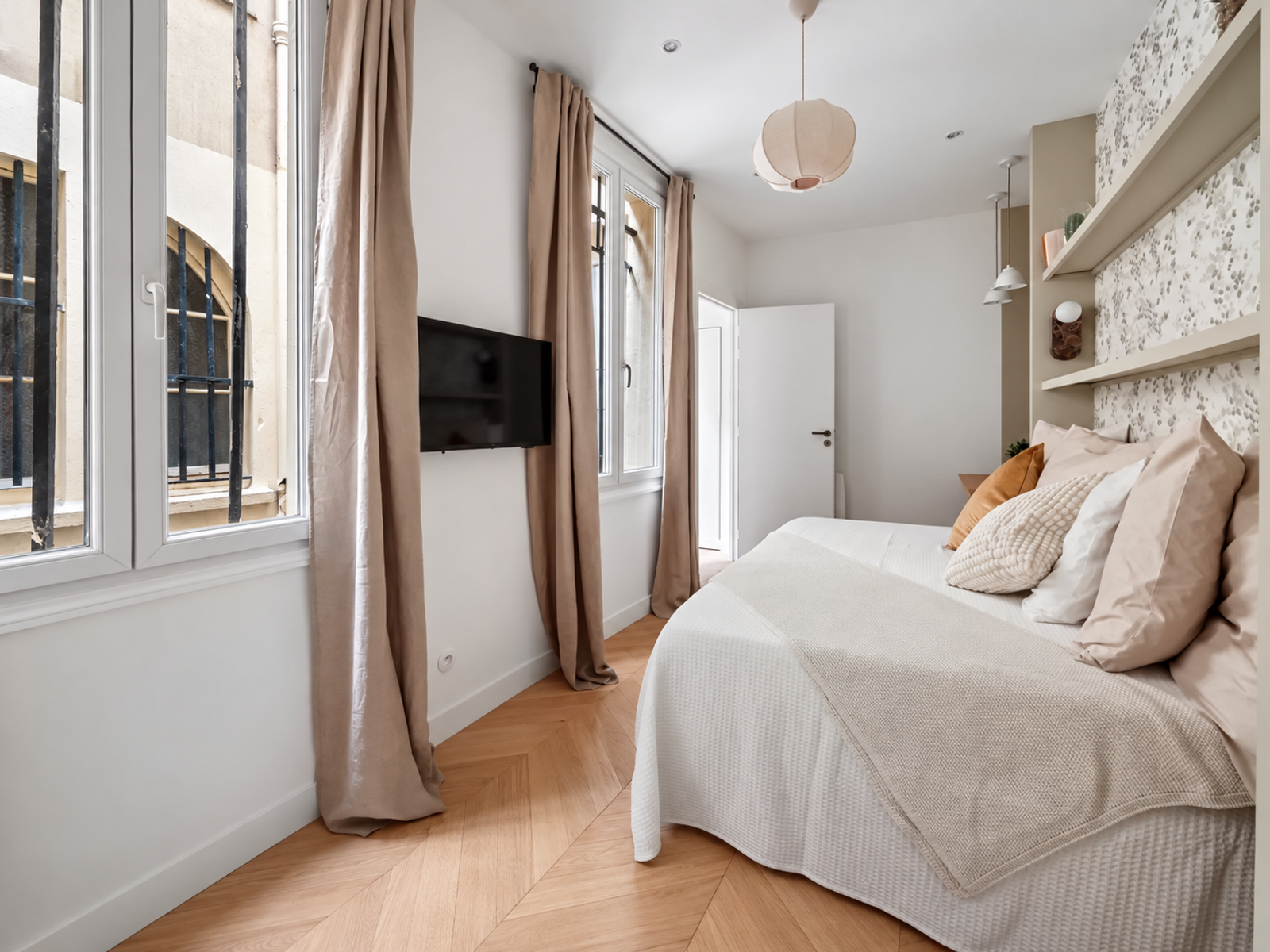Chambre lumineuse avec fenêtres à Paris 6e