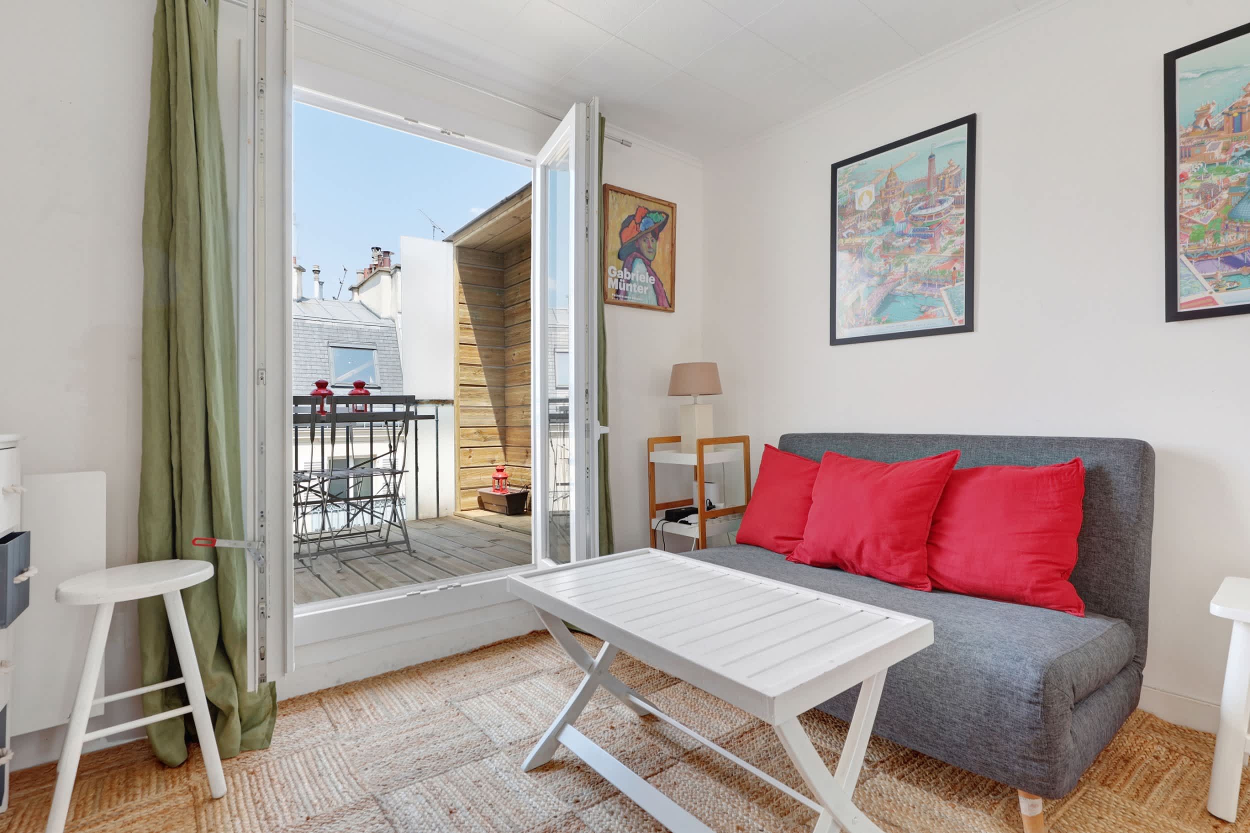Espace de vie cosy avec petit canapé et table basse pour se détendre