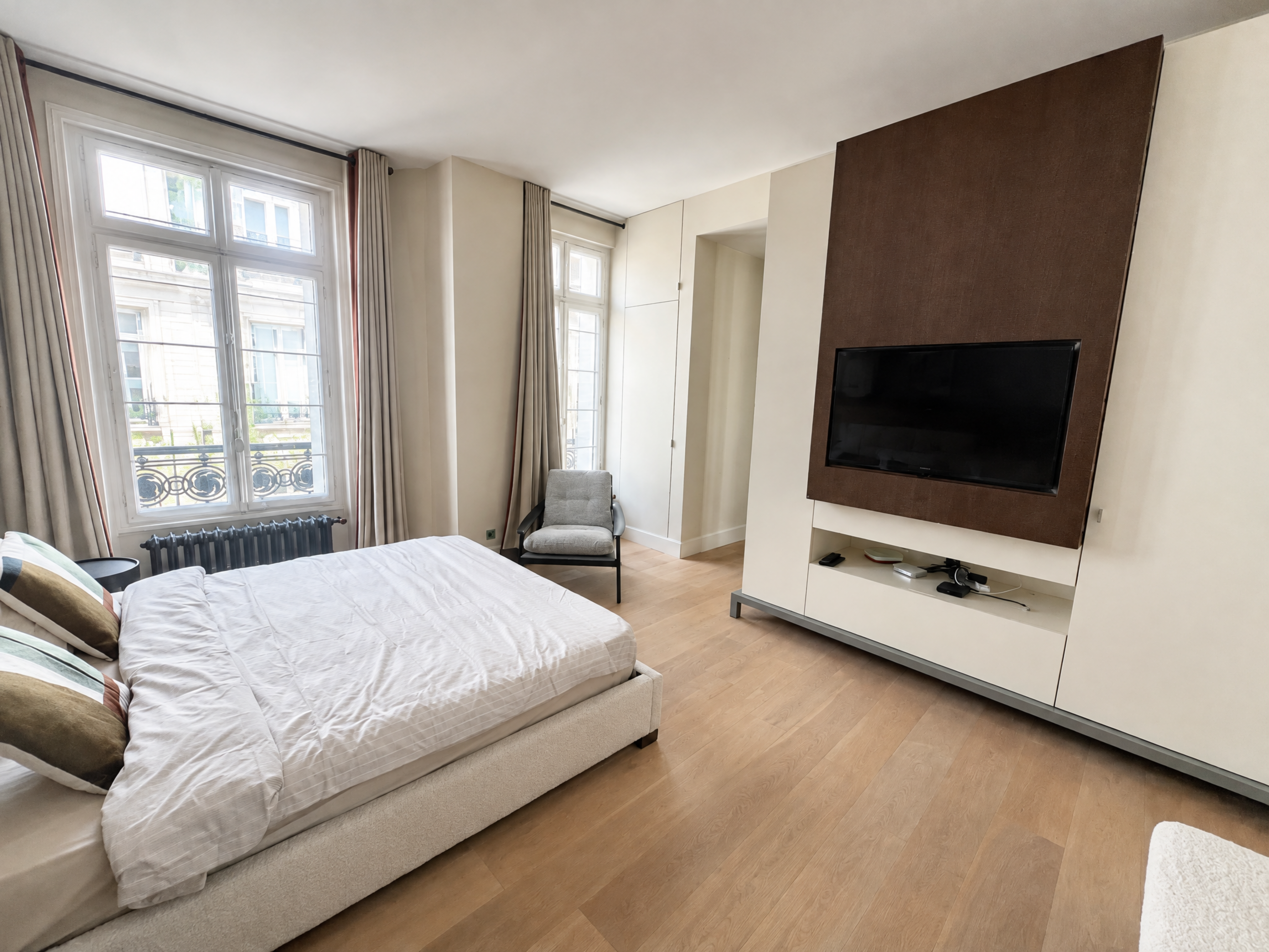 Appartement de réception haussmannien meublé 4 chambres à louer avenue Raymond Poincaré Paris 16e, triple réception avec moulures, cheminée et parquet point de Hongrie