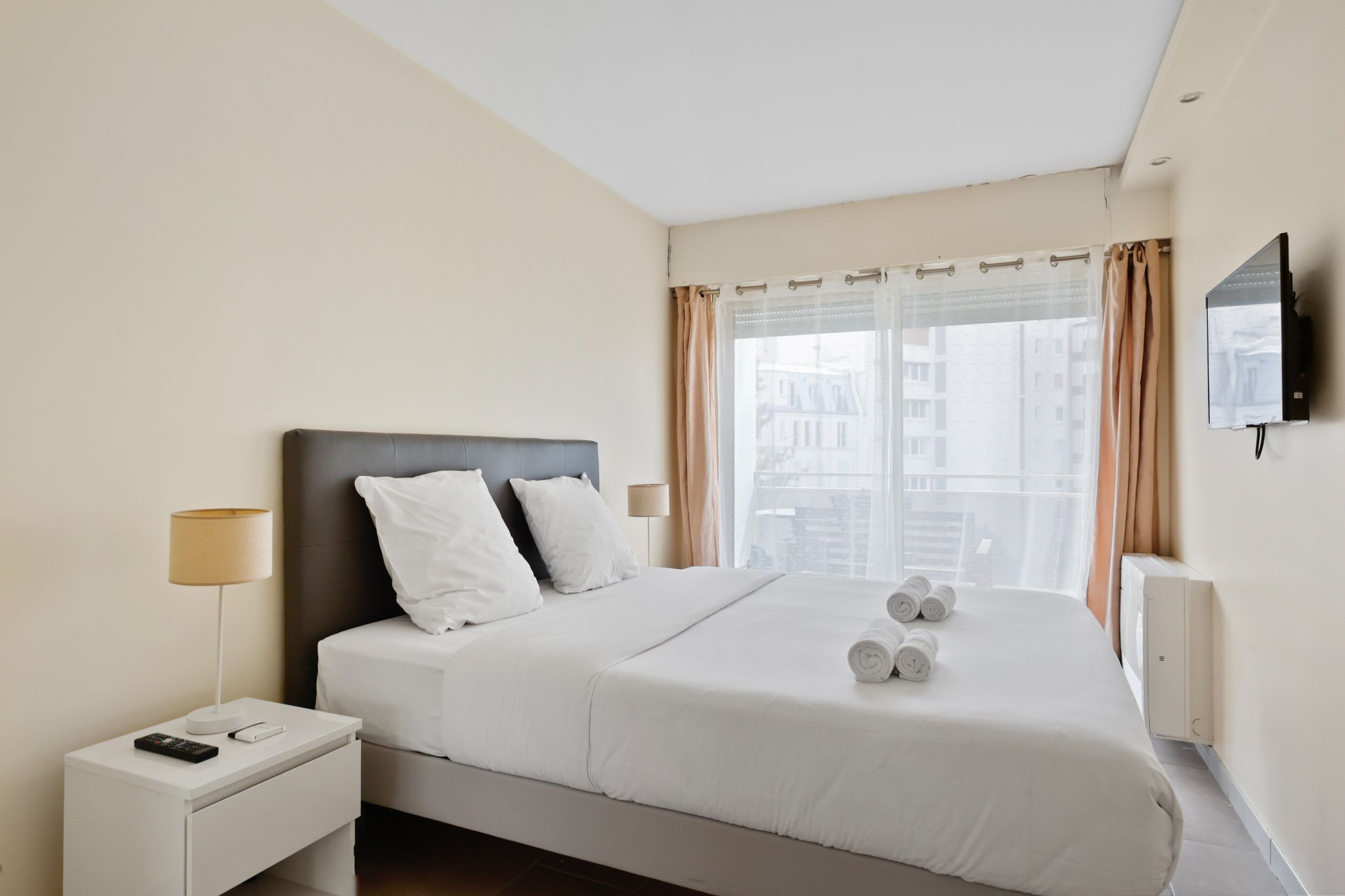 Bedroom with double bed and Smart TV