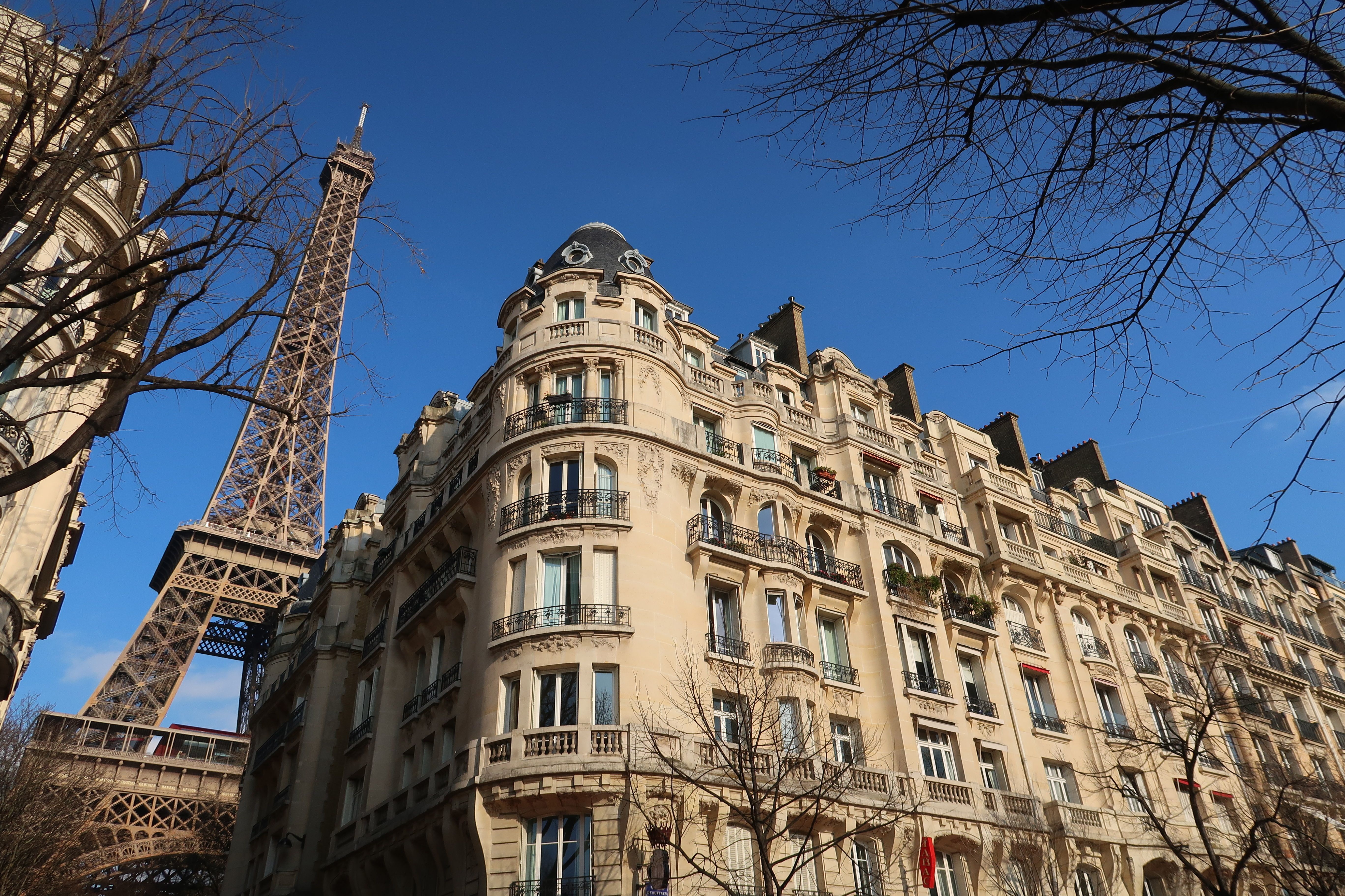 Dossier complet de location à Paris, incluant pièces d’identité et justificatifs de revenus