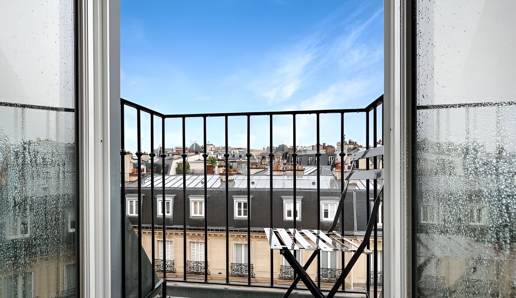 Appartement 2 pièces meublé élégant aux Batignolles Paris 17e, salon lumineux sous combles avec fenêtres parisiennes