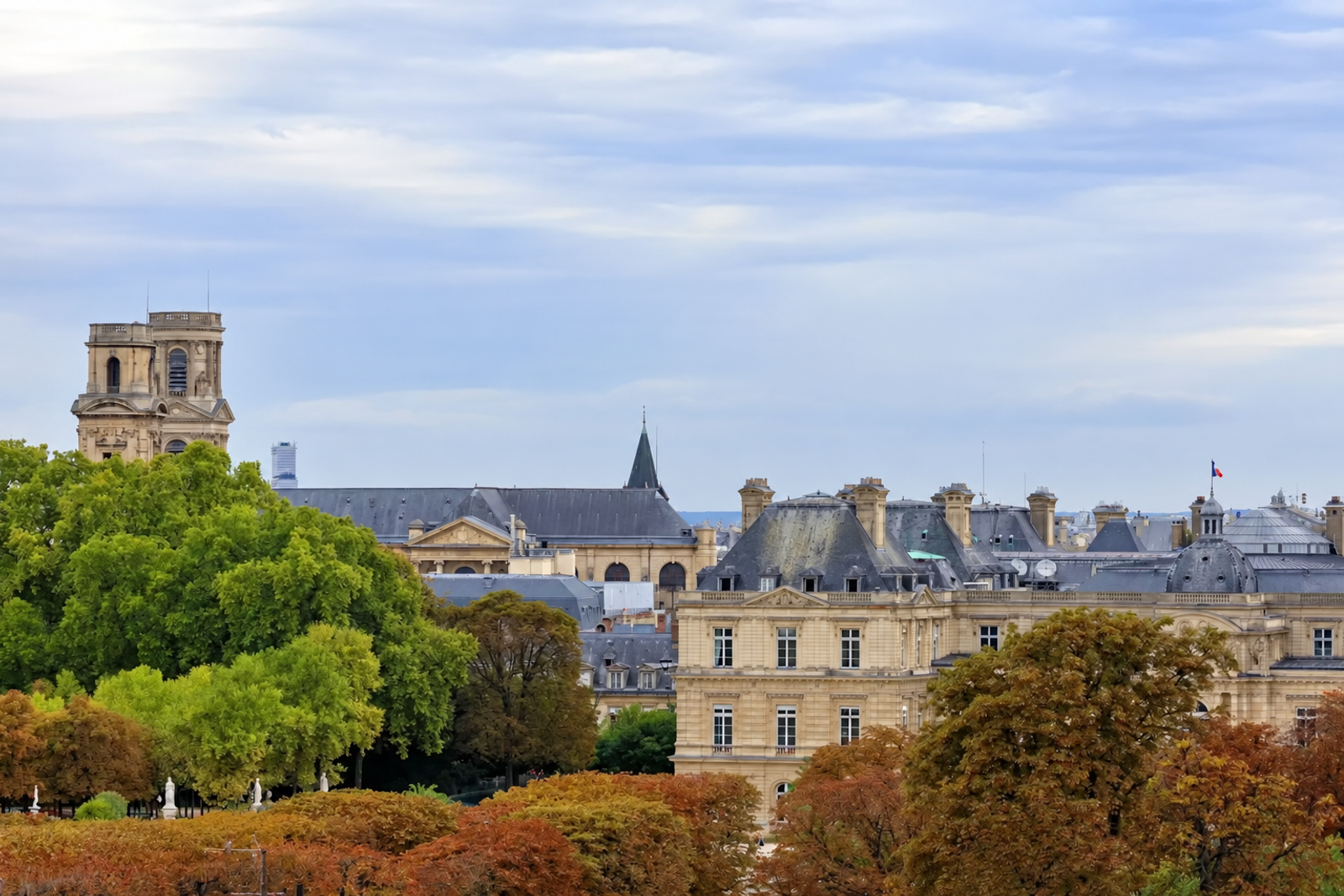 Vue sur les monuments de Paris et les jardins