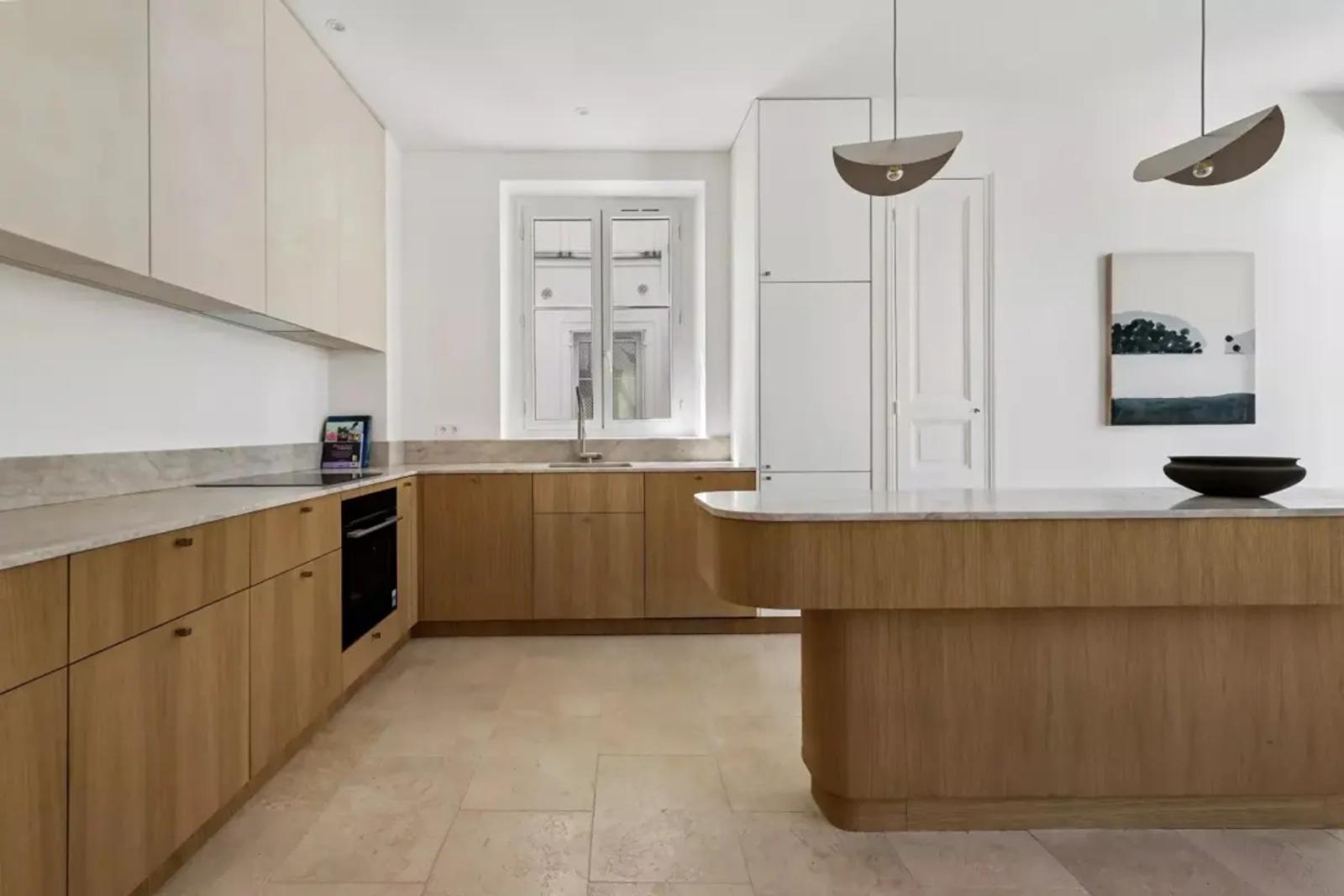 Cuisine contemporaine avec îlot central en bois