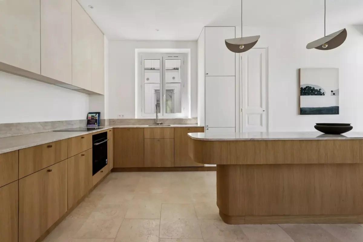 Cuisine contemporaine avec îlot central en bois