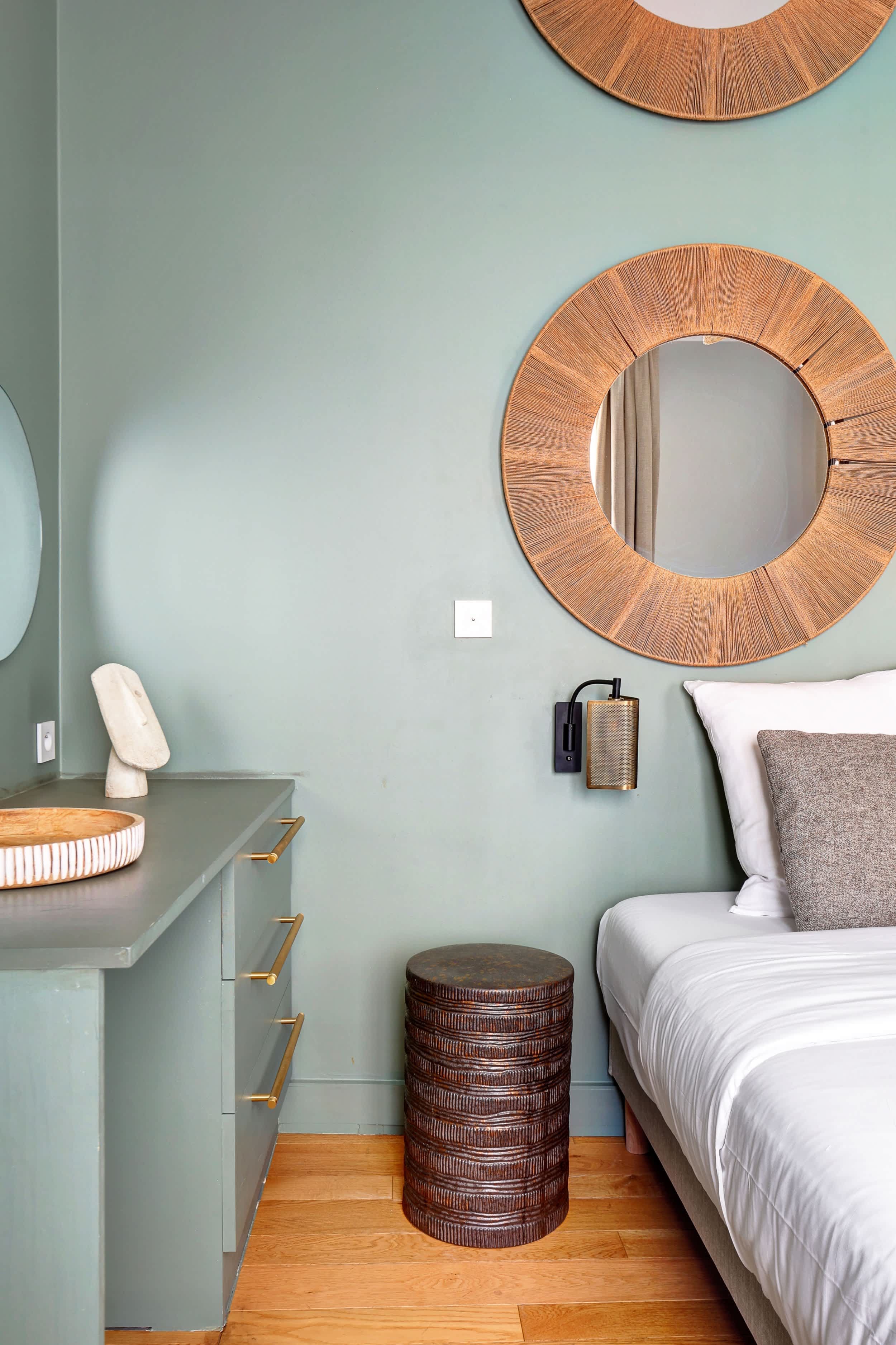 Chambre : lit double, bureau avec rangement et miroirs